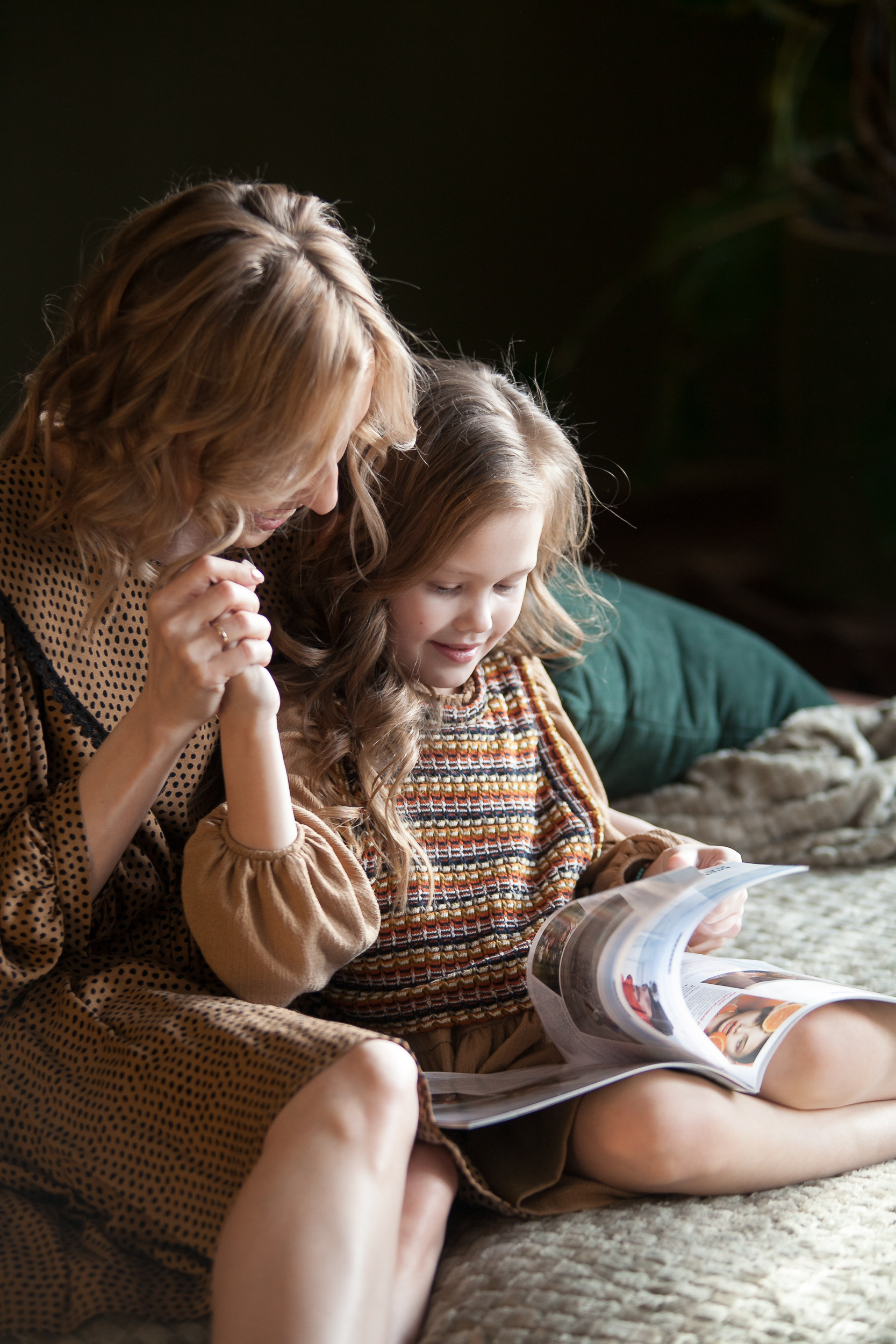Студийный портрет мамы с дочкой при естественном освещении.