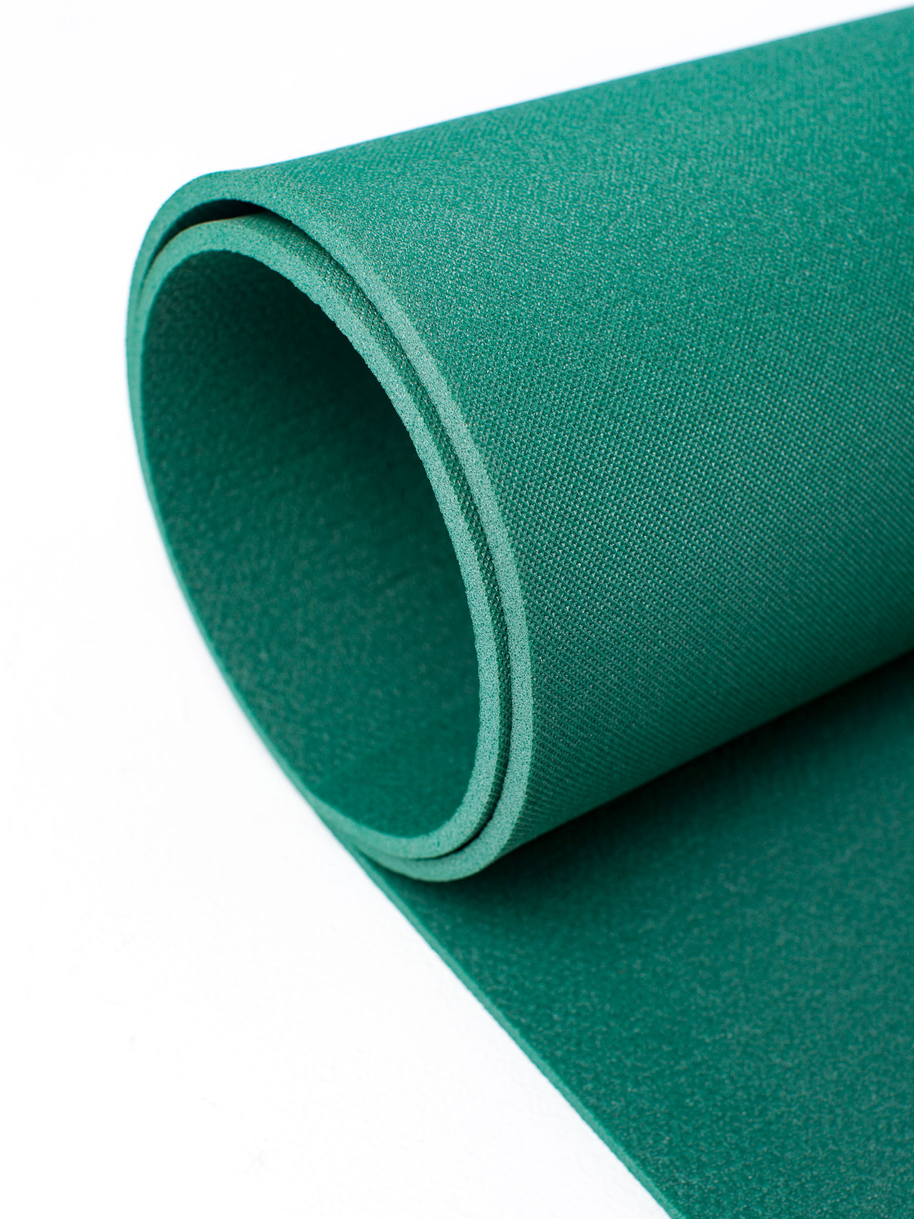 Зеленый туристический коврик на белом фоне