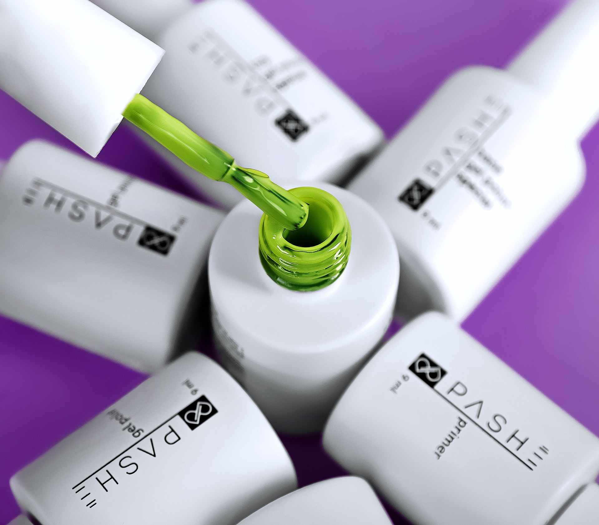 Предметная фотосъемка лака для ногтей на фиолетовом фоне Казань