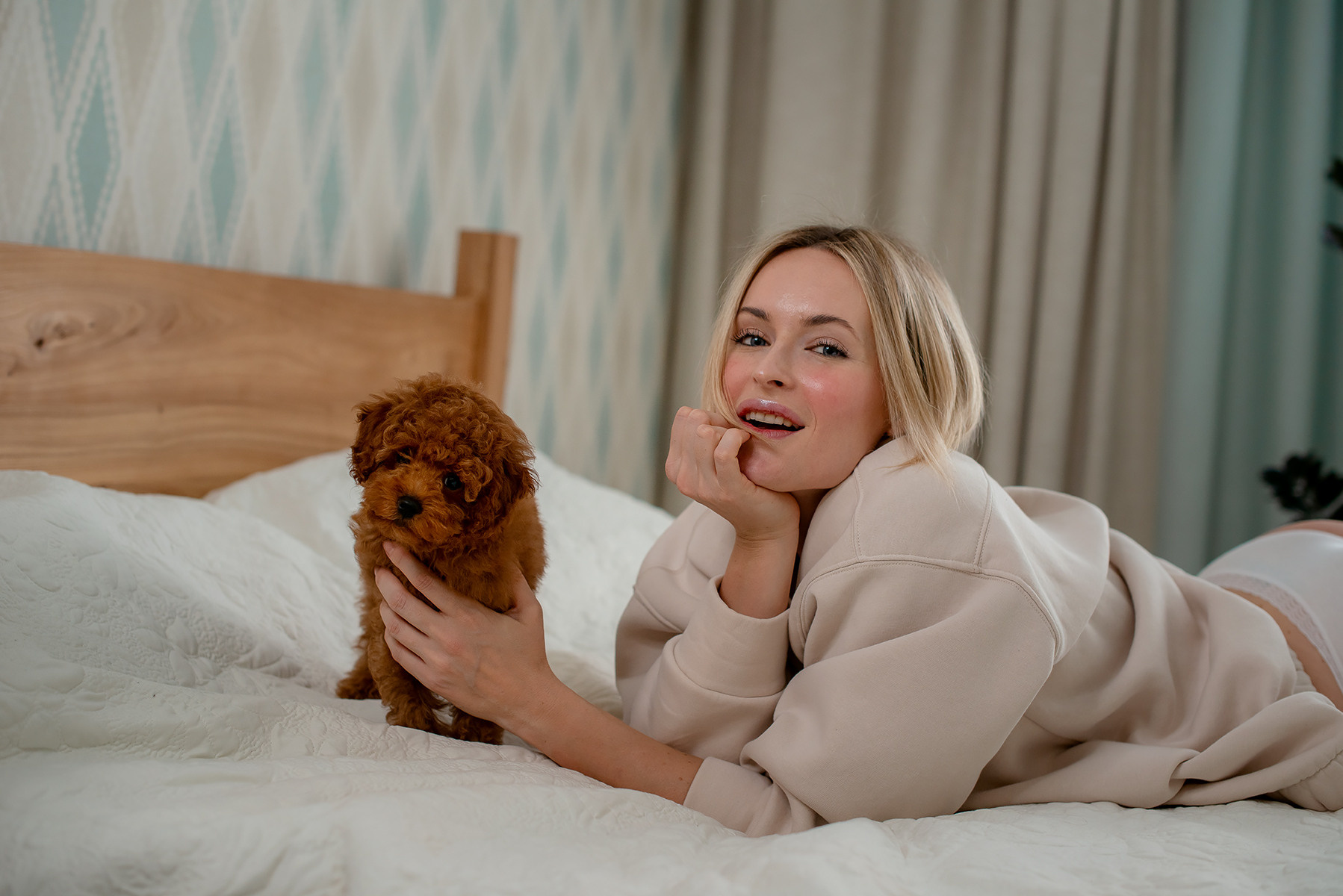 Уютная домашняя фотосессия с карликовым пуделем. Фотограф Диана Одинцова в Волгограде