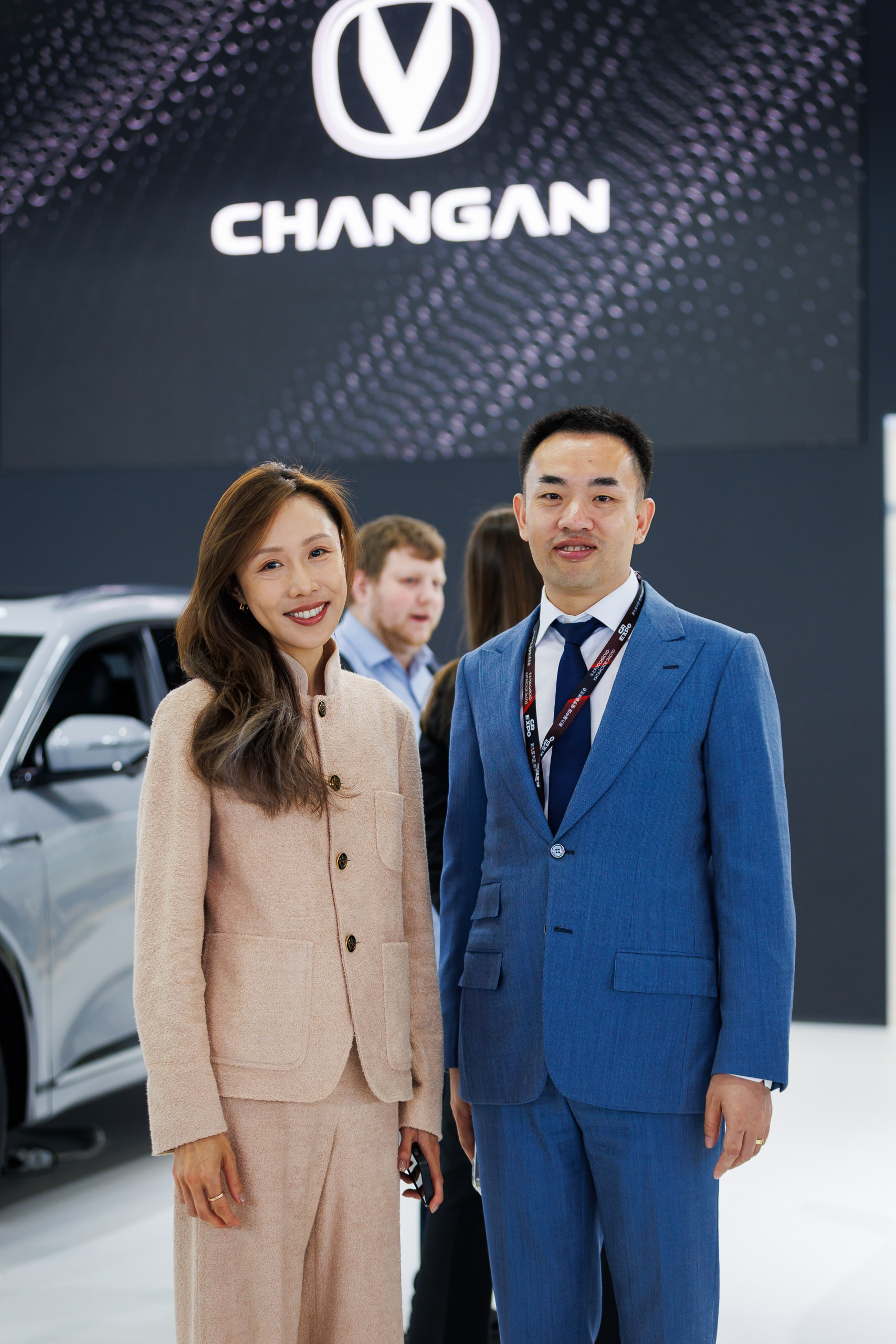 Элемент брендинга и логотип компании на выставочном стенде