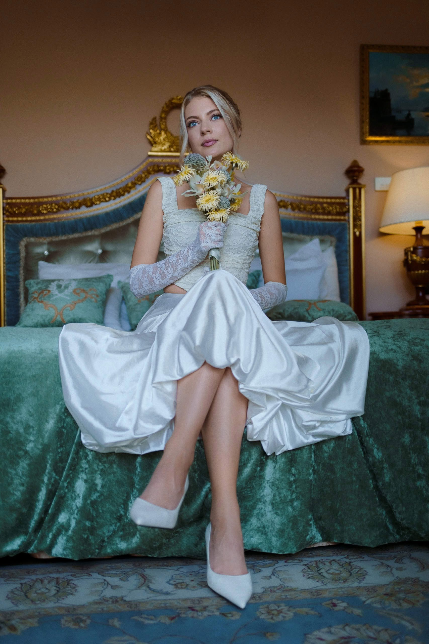 утро невесты невеста с букетом в интерьере отеля СПб утренние сборы