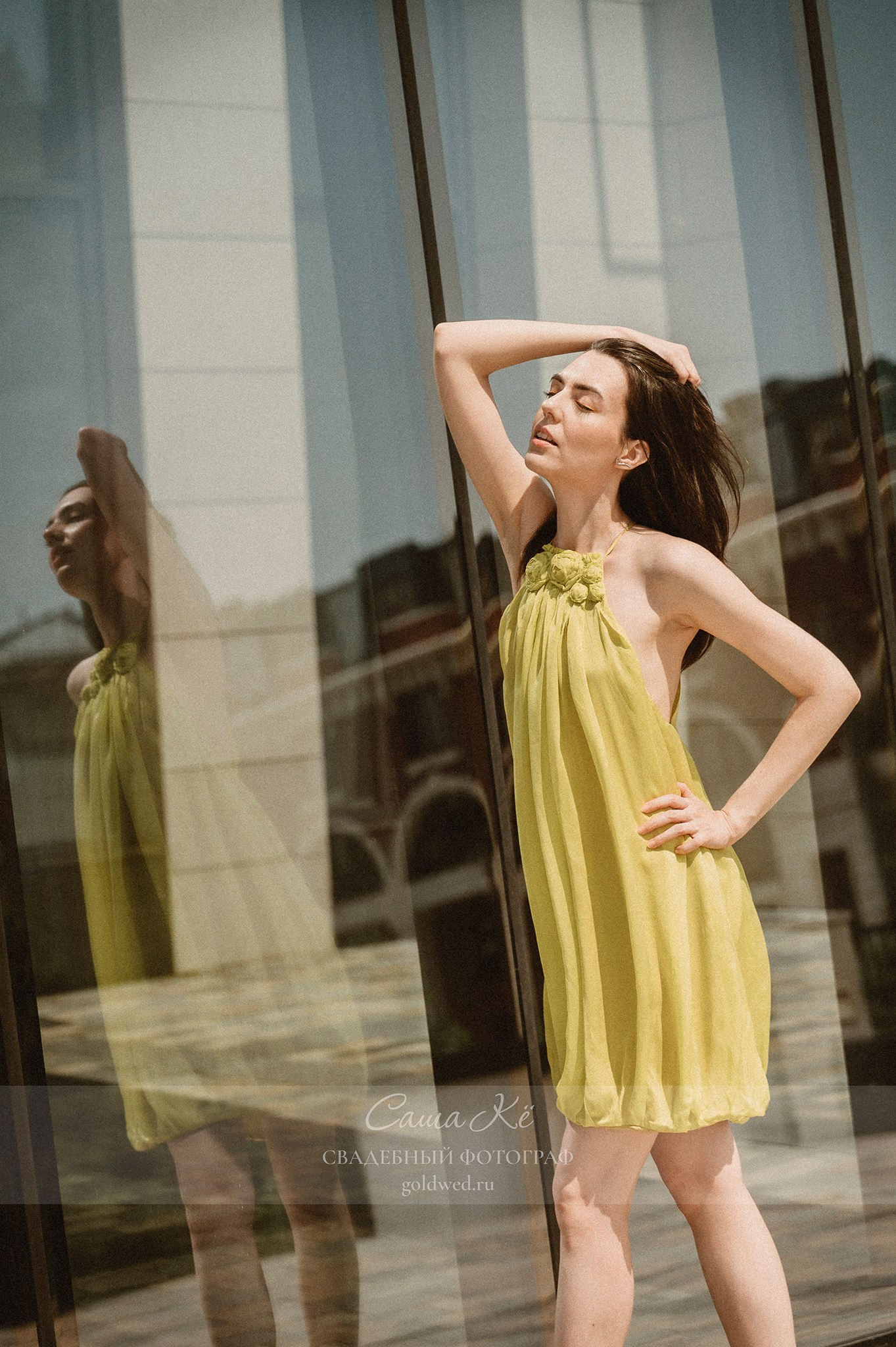 Стильная фотосессия у витрин, fashion настроение, прогулка, модель, нежность и искренние эмоции. Фотограф Новосибирск Саша Кё.