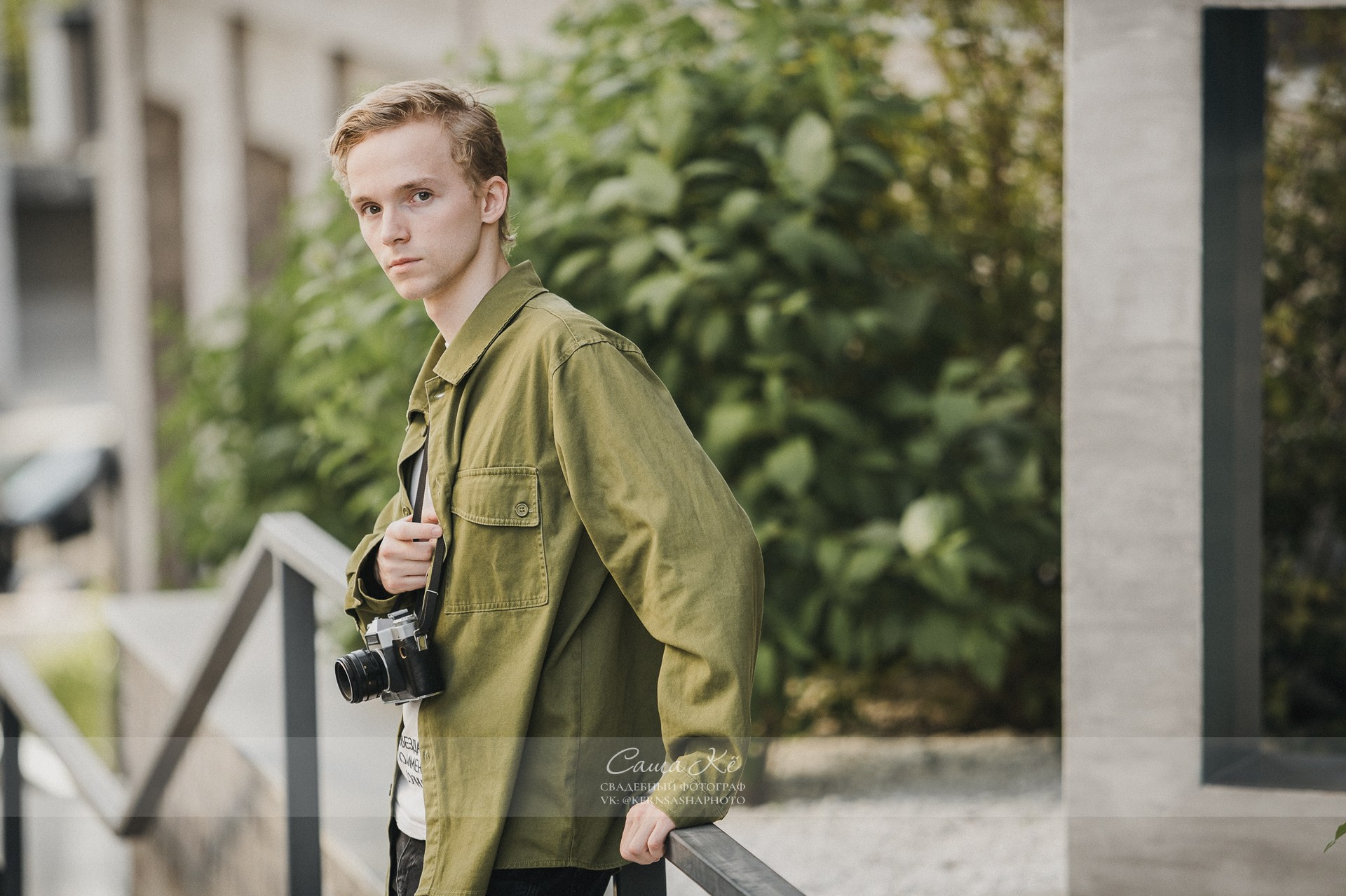 Фэшн фотосессия на свежем воздухе с парнем, инские холмы, фотограф Саша Кё