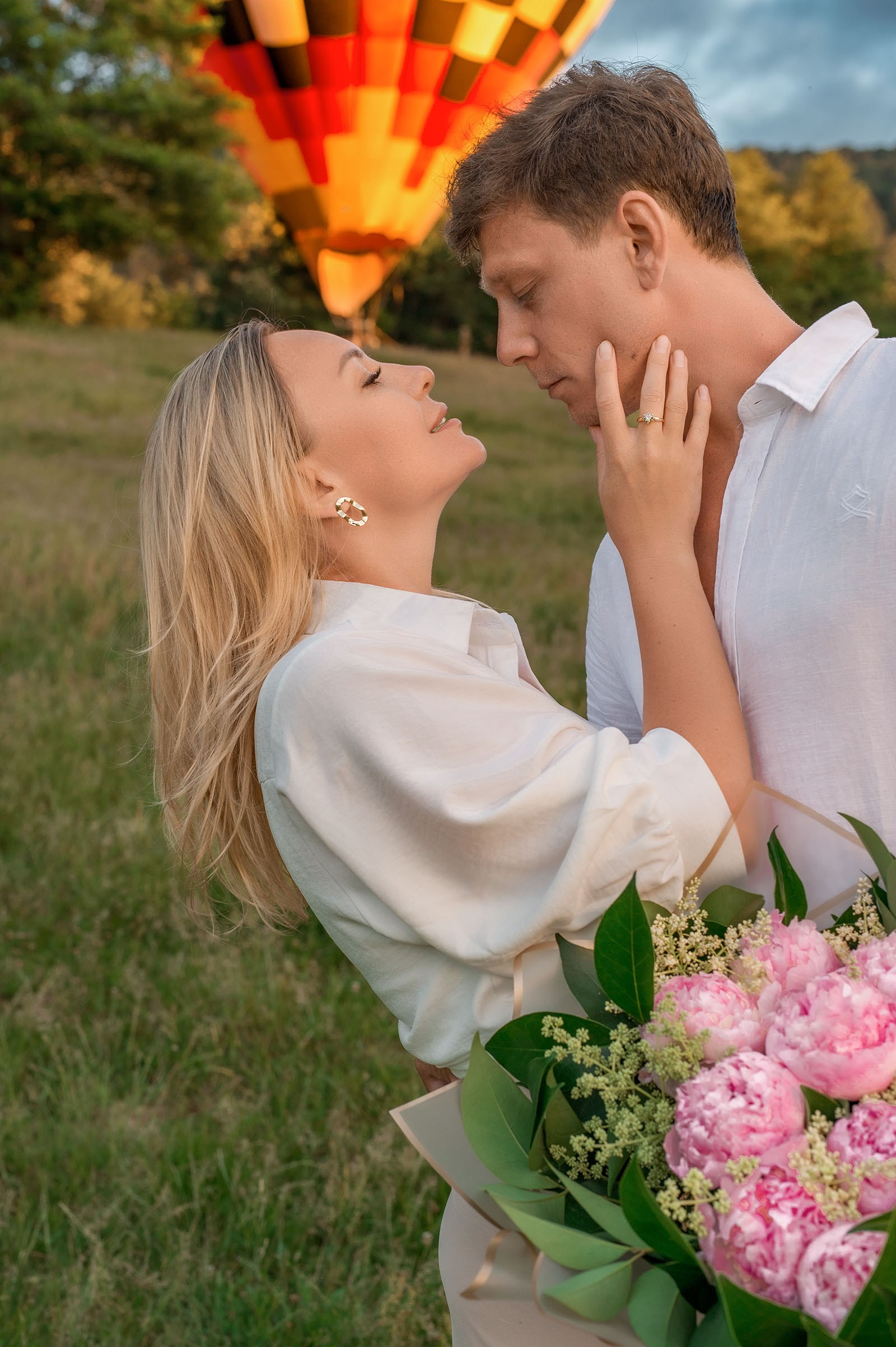 Фотосессия для влюбленных на фоне воздушного шара в Сочи