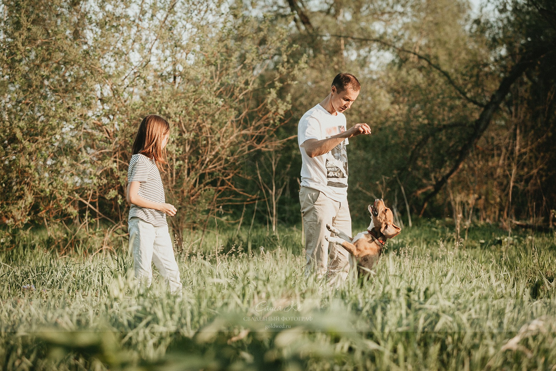 Прогулочная фотосессия - семейная съемка с поцелуями, романтикой и нежностью в парке