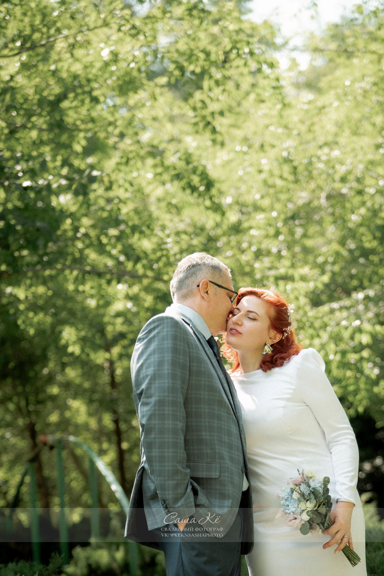 Невеста и жених на фоне деревьев в Березовой роще