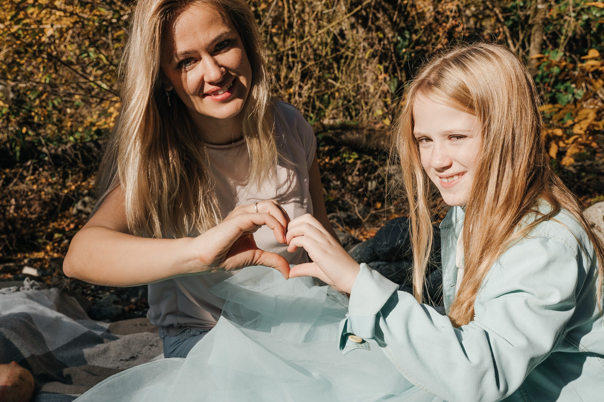 Фото мамы и дочери на пикнике 