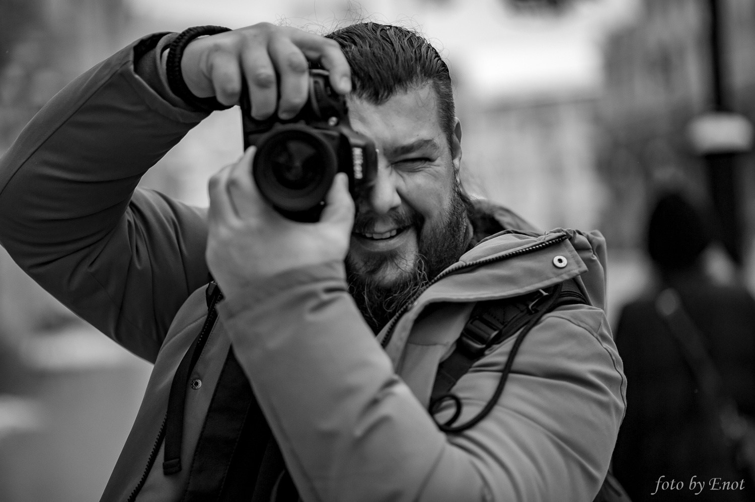 черно-белая фотография фотографа с фотоаппаратом Nikon уличная съемка