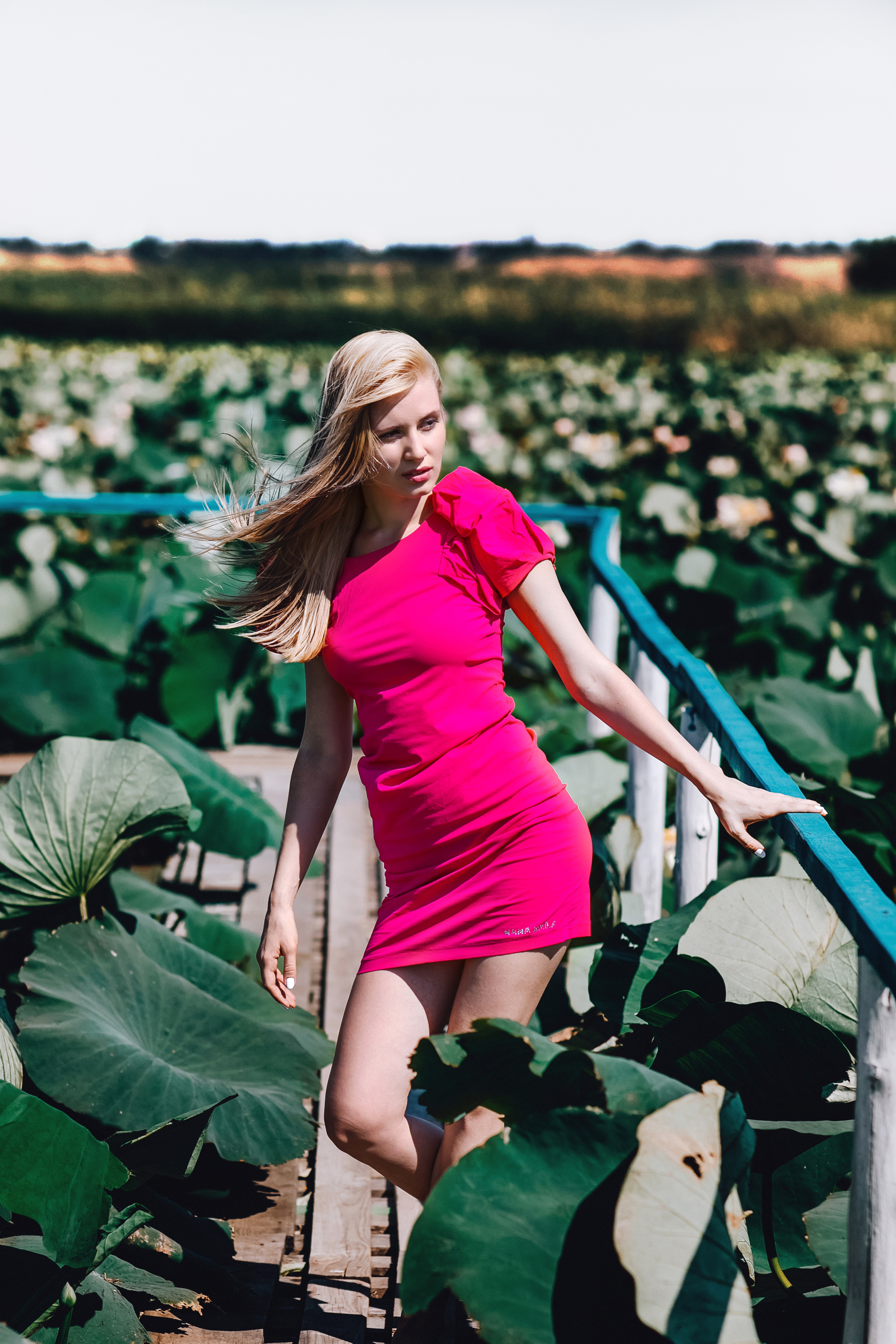 Фотосессия красивой девушки в цветах