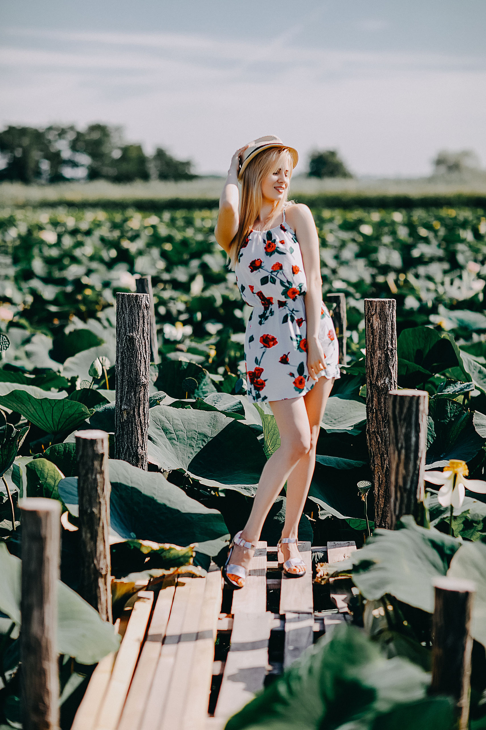 Фотосессия красивой девушки в цветах