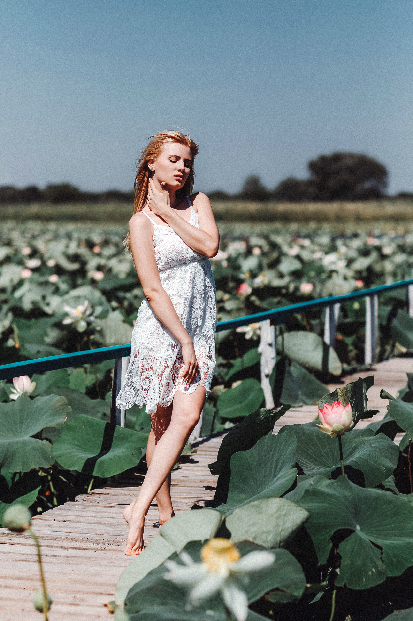 Фотосессия красивой девушки в цветах