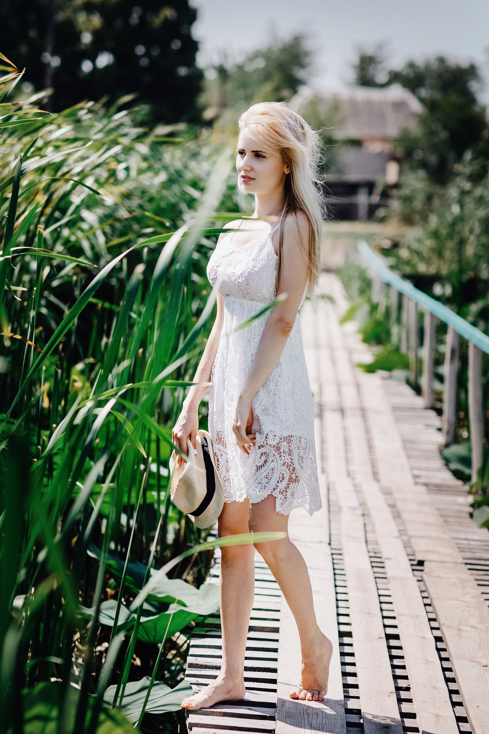 Фотосессия красивой девушки в цветах