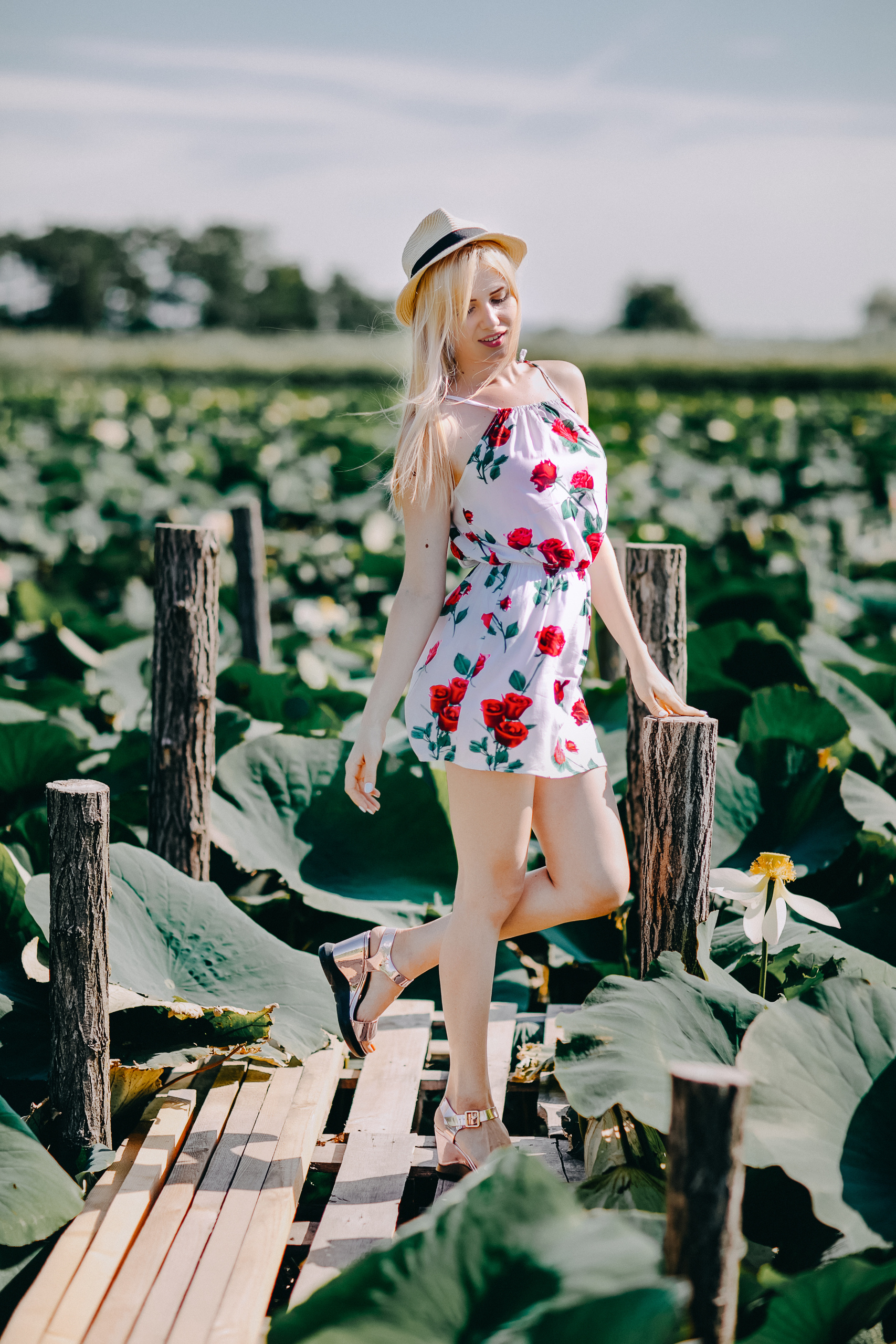 Фотосессия красивой девушки в цветах