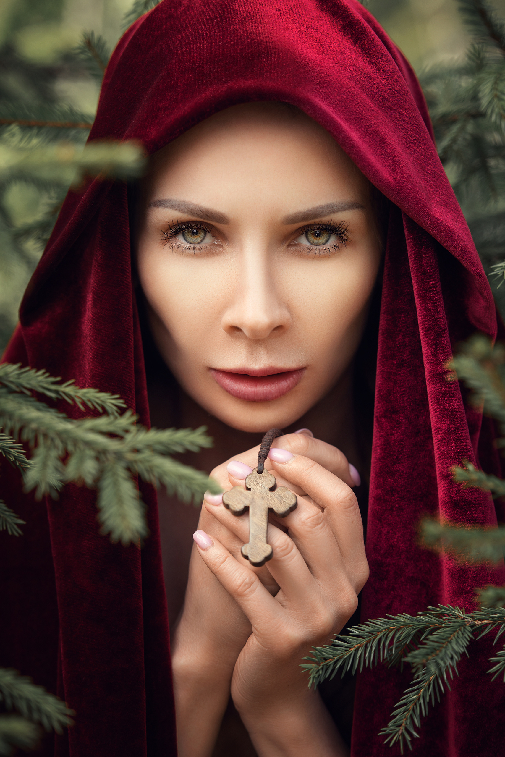 арт портрет девушки в еловом лесу в красном капюшоне 