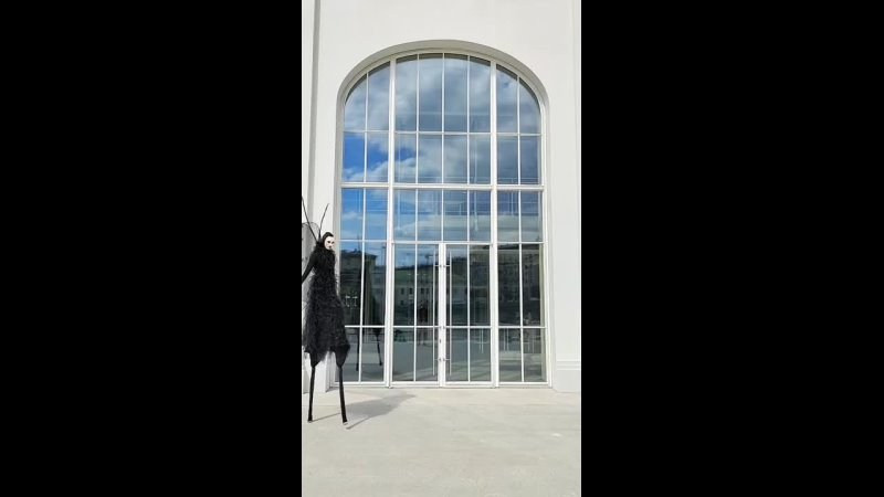 Персонаж на ходулях Муха. Мимы и Ходулисты на встречу гостей. Москва