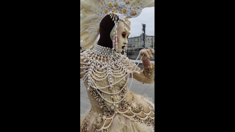 Персонаж белая Ворона. Мимы и Ходулисты на встречу гостей. Москва