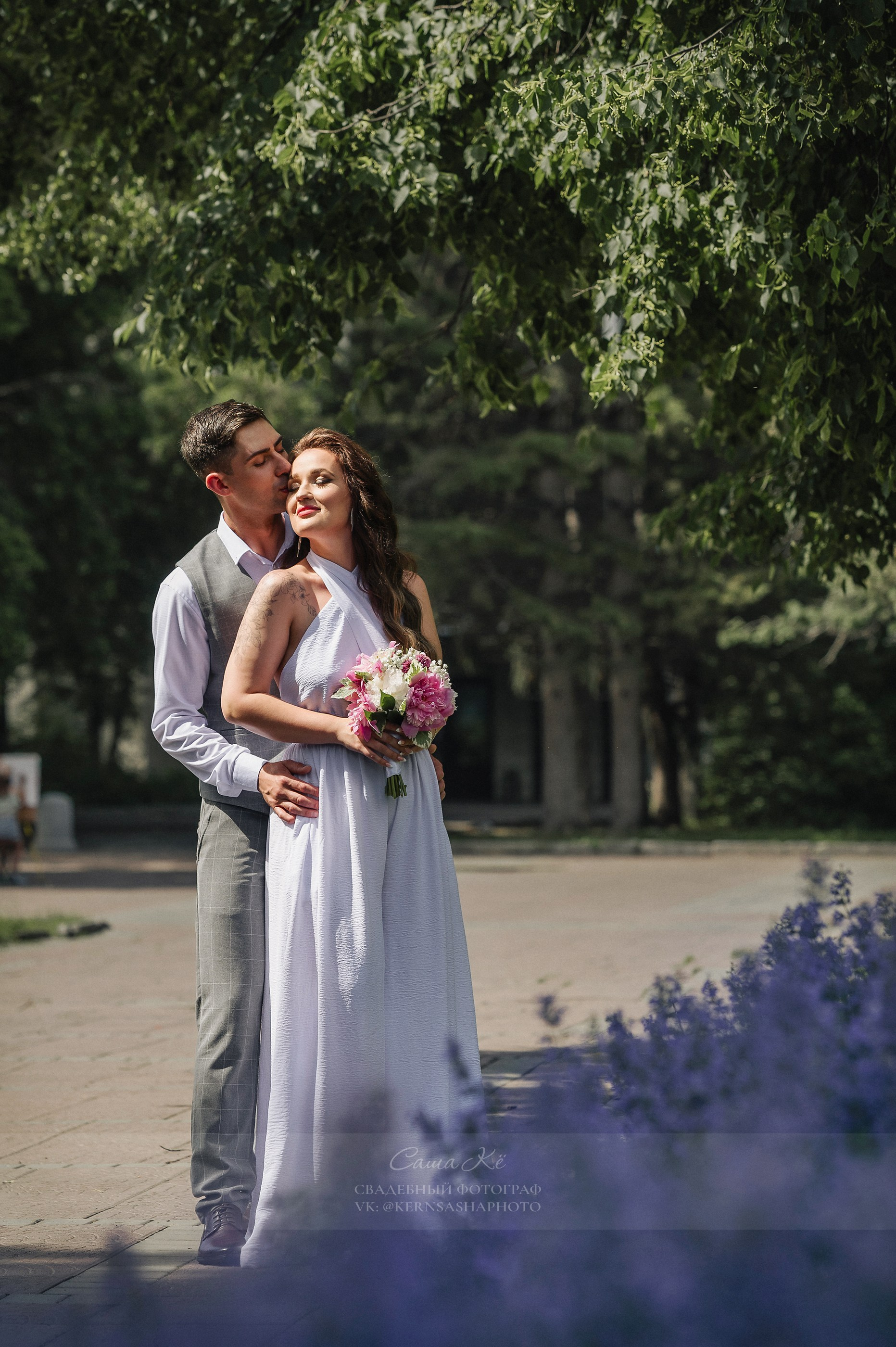 Свадебная фотосессия в Нарымском сквере Новосибирска. Свадебный, семейный и event фотограф в Новосибирске и Новосибирской области Саша Кё