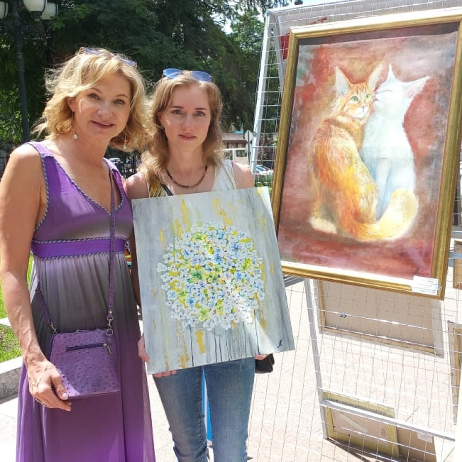 Александра Корчагина и актриса Ольга Прокофьева приобретает картину Александры Корчагиной