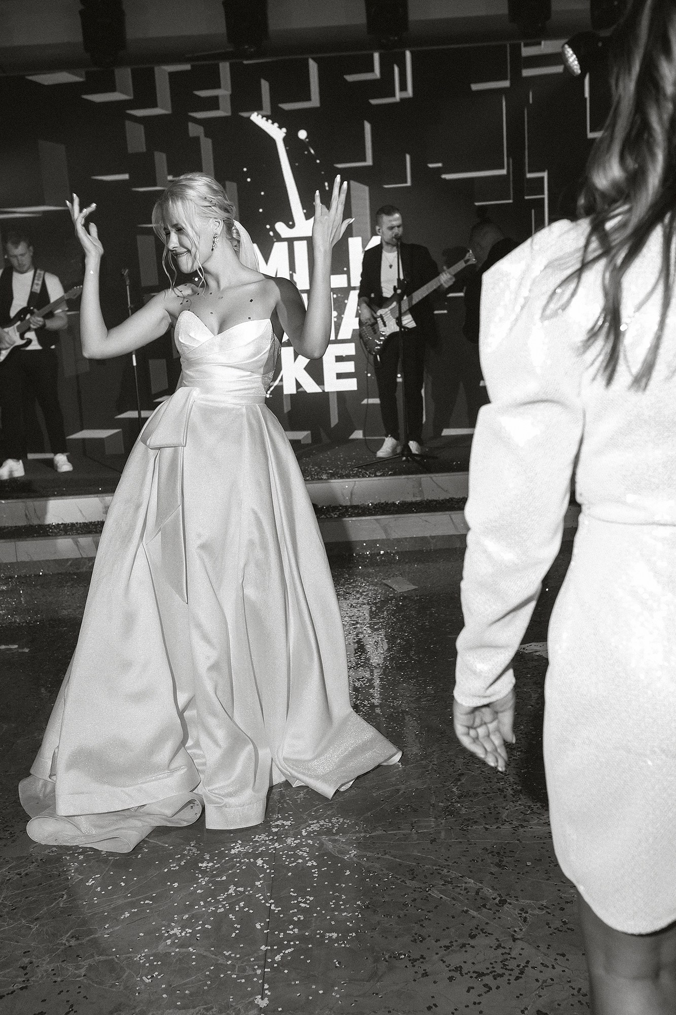 невеста танцует на свадьбе, живой кадр, эмоциональный, репортажная съёмка свадьбы - свадебный фотограф в Самаре Сергей Ярилин