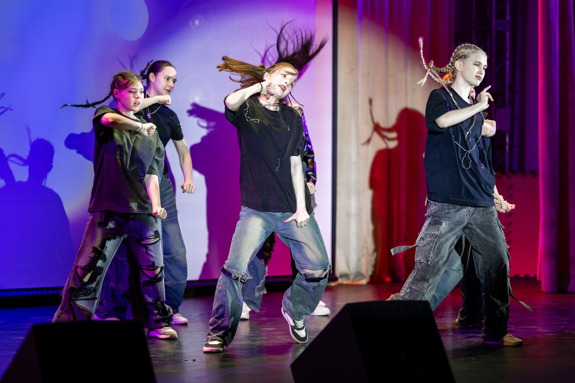 Танцы на сцене во время концерта