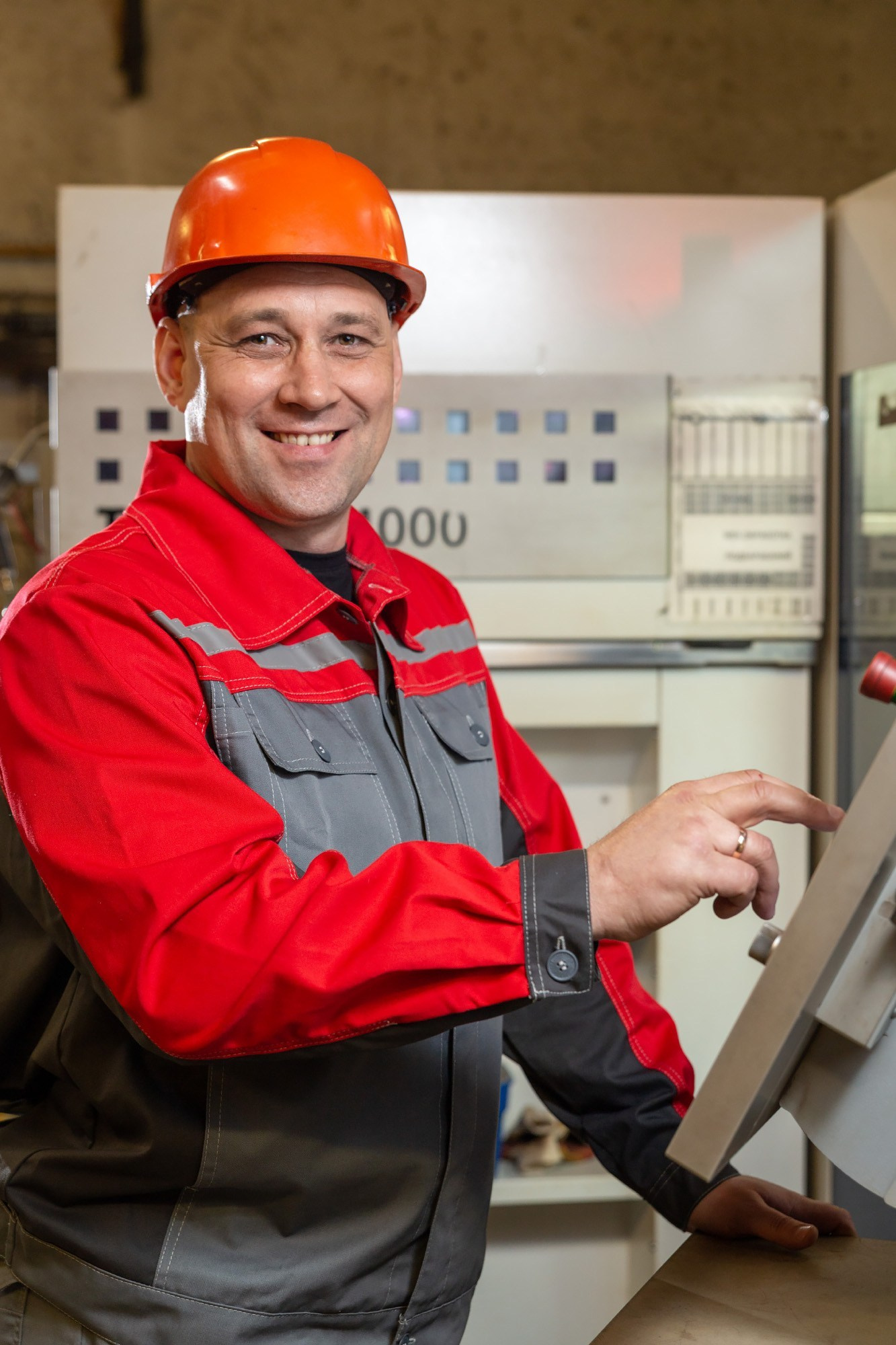 Фотография рабочего за работой на производстве