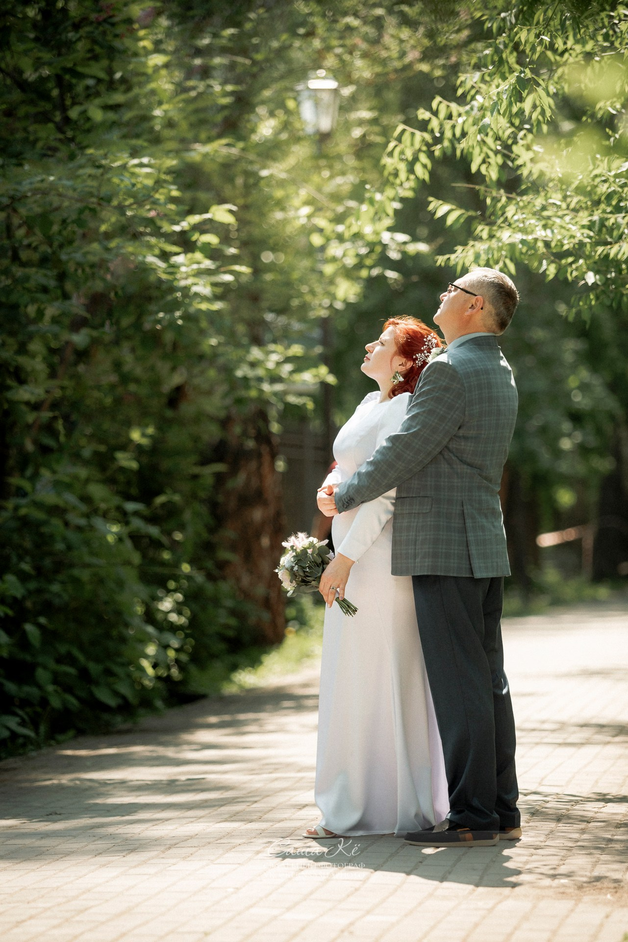 Жених и невеста в объятиях на фоне природы