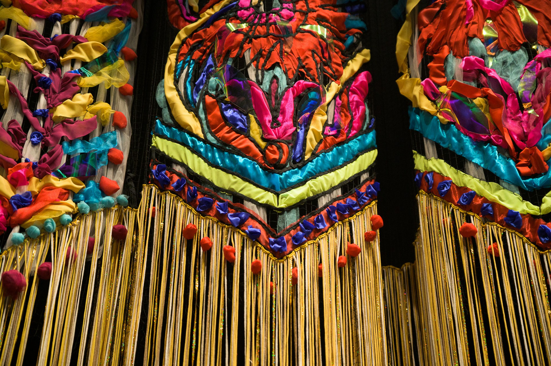 Объемная и прорезная аппликация на театральных декорациях. История занавеса. Превращаем идею в технологию