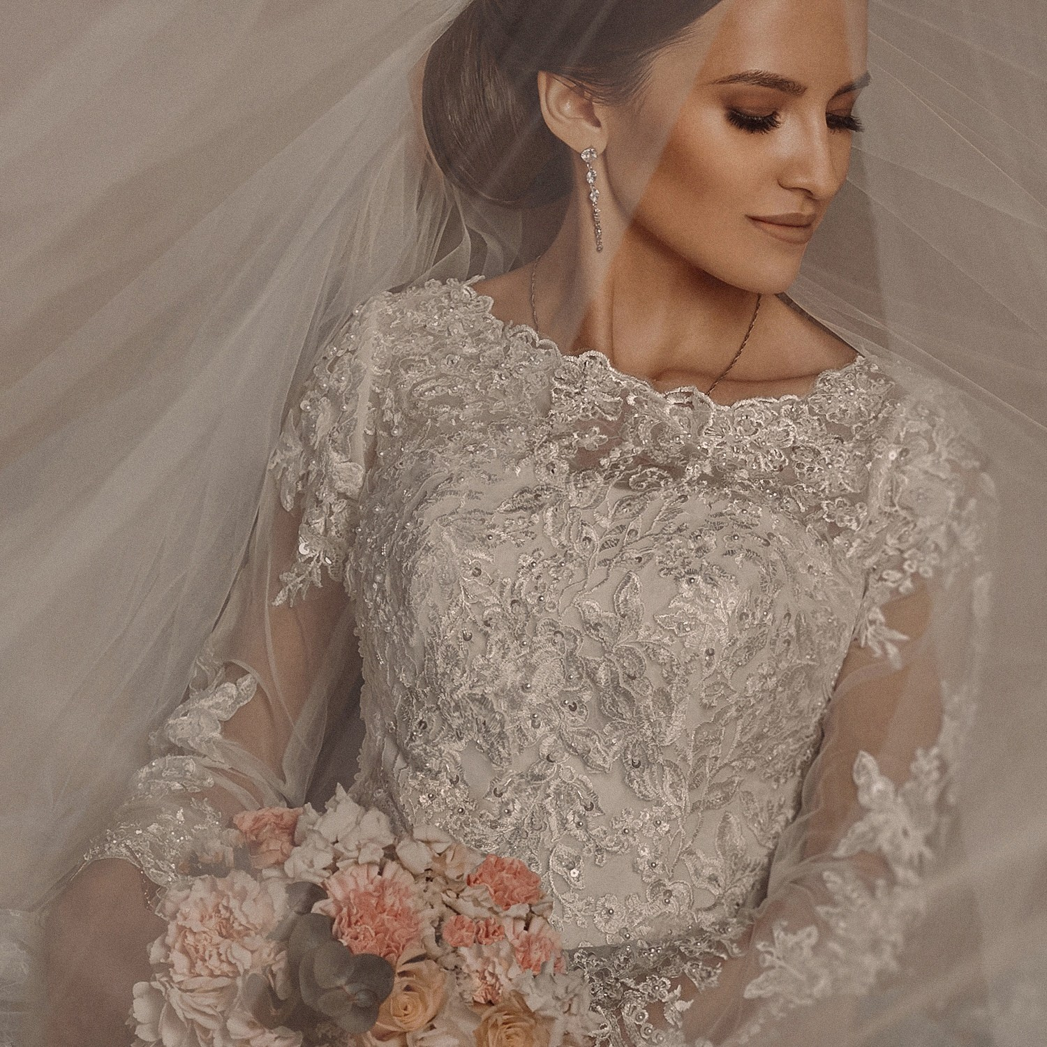 Свадебная Фотосессия в г. казани | Фотограф на Свадьбу в г. Казани Фотограф Садег Азарми тел. +79172288430 ✔ Сборы невесты и жениха✔ Утро невесты (детали, эмоции, подготовка)✔ Репортажная съёмка ЗАГСа и выездной регистрации✔ Свадебная прогулка✔ Фотосъёмка банкета и вечеринки✔ Креативные и тематические свадьбы✔ Свадьба на природе (лайфстайл)✔ Девичники и мальчишники