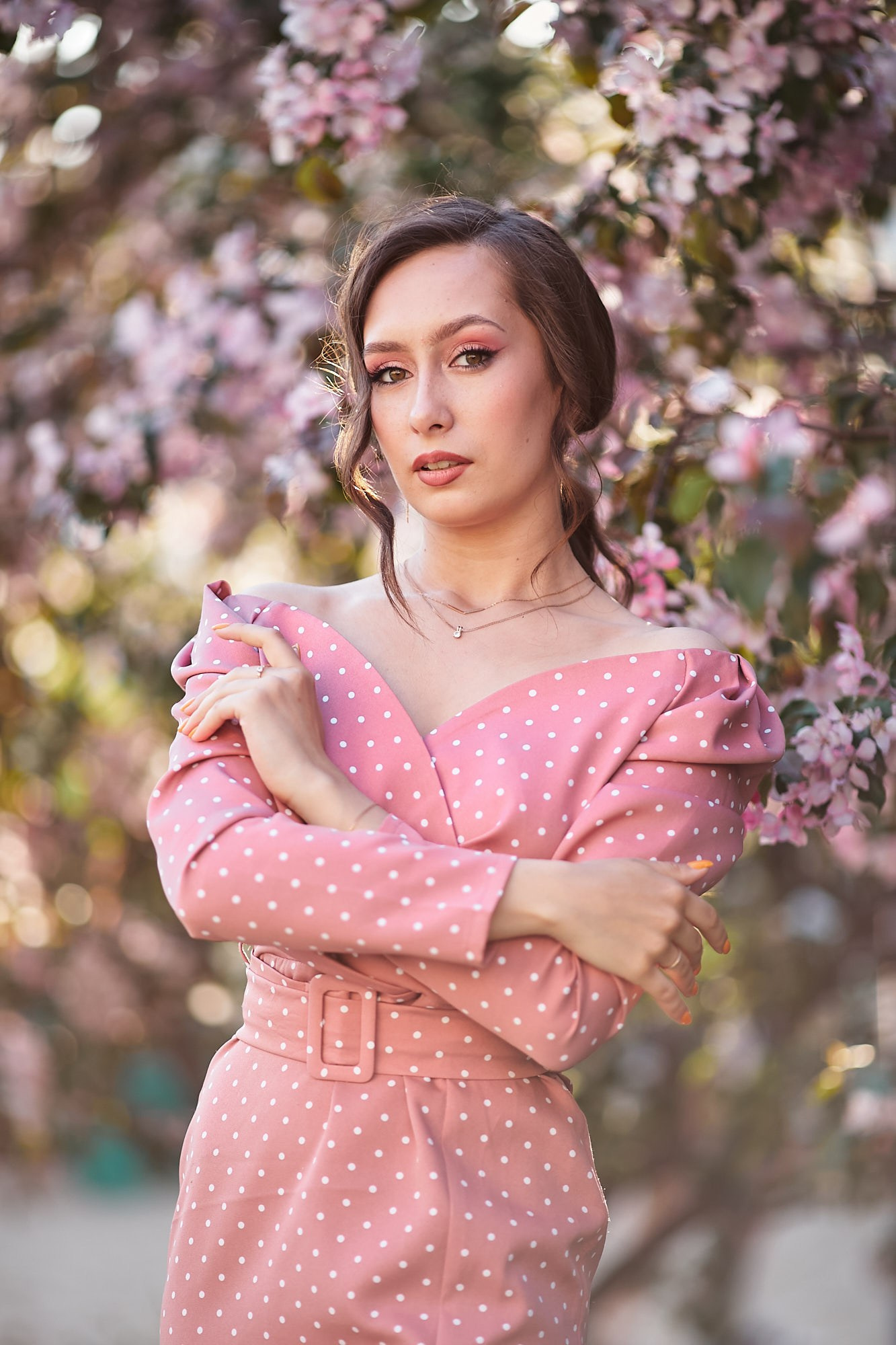 Портрет девушки с цветущими деревьями