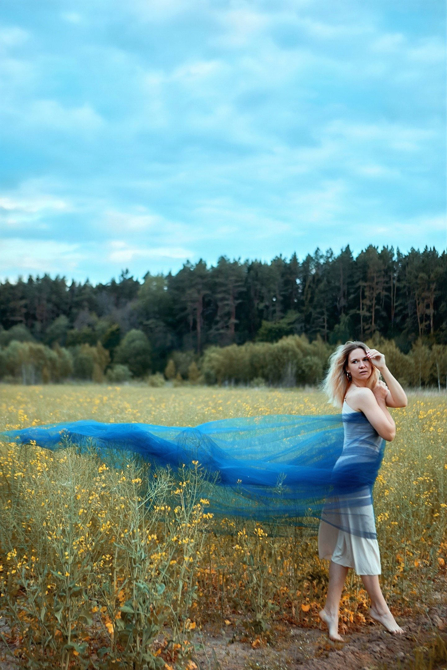 Фото девушки с тканью в поле в арт обработке