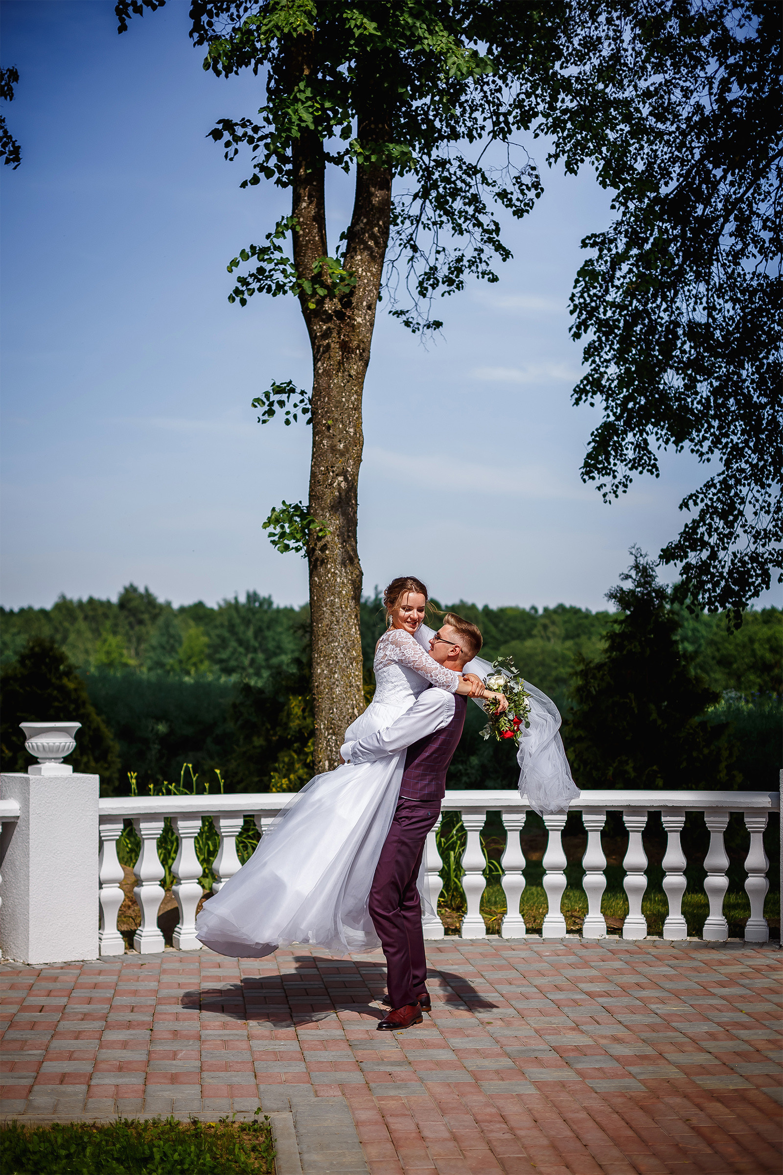 Кружит невесту на руках