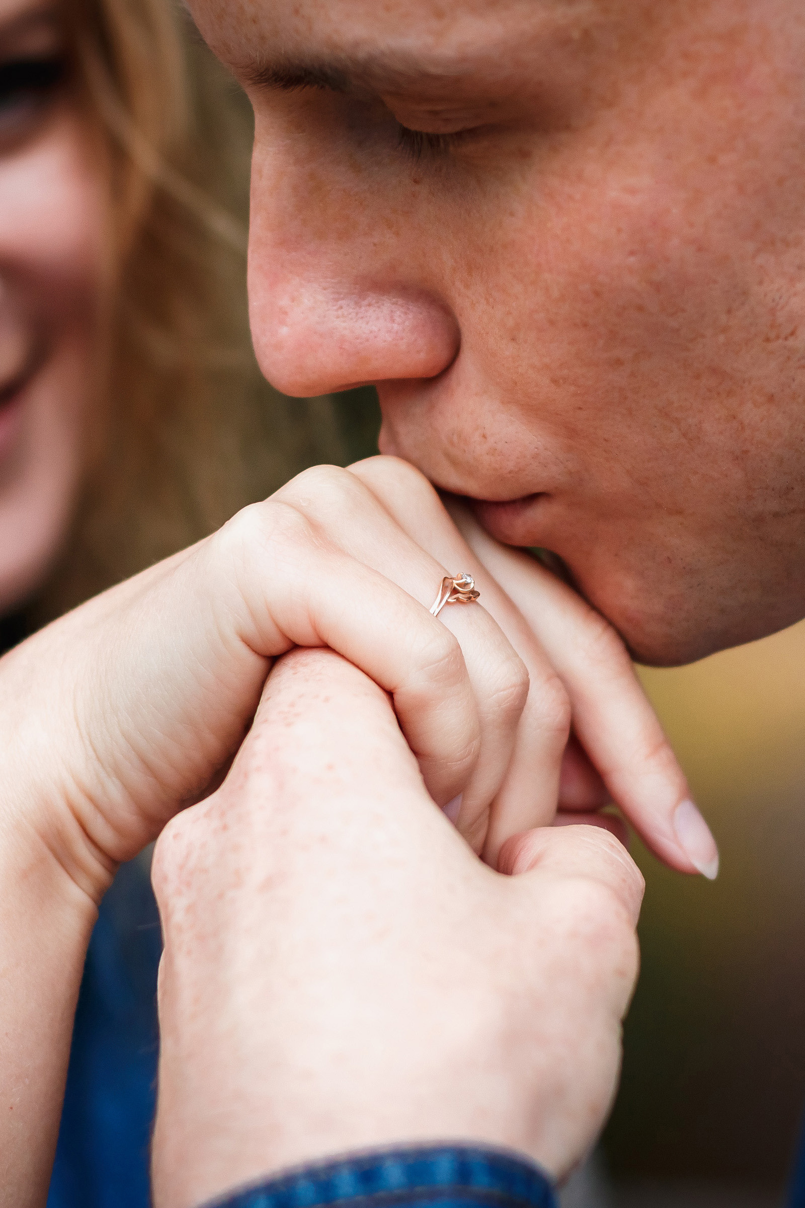 Całowanie rąk panny młodej