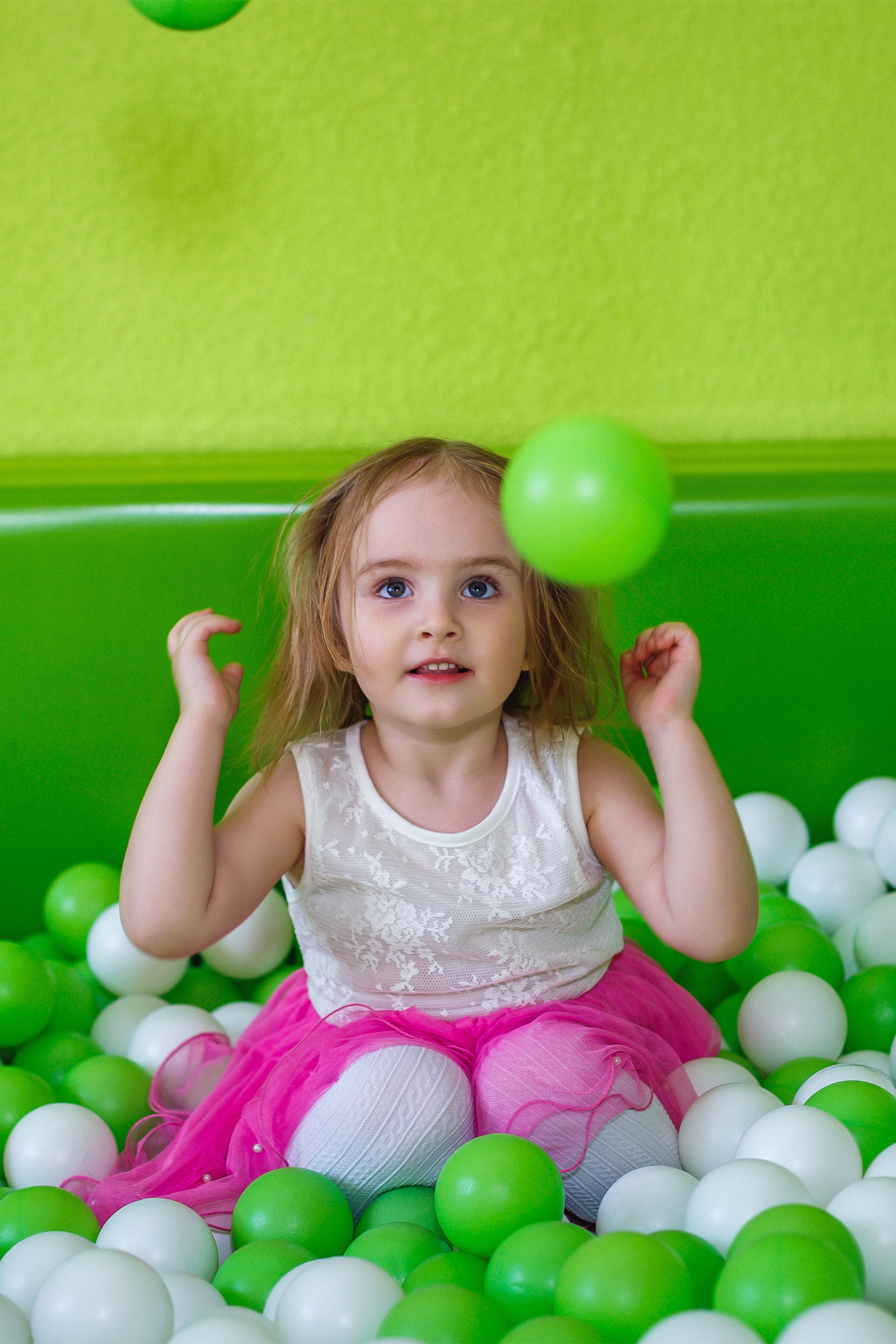 Dziecko w centrum zabaw