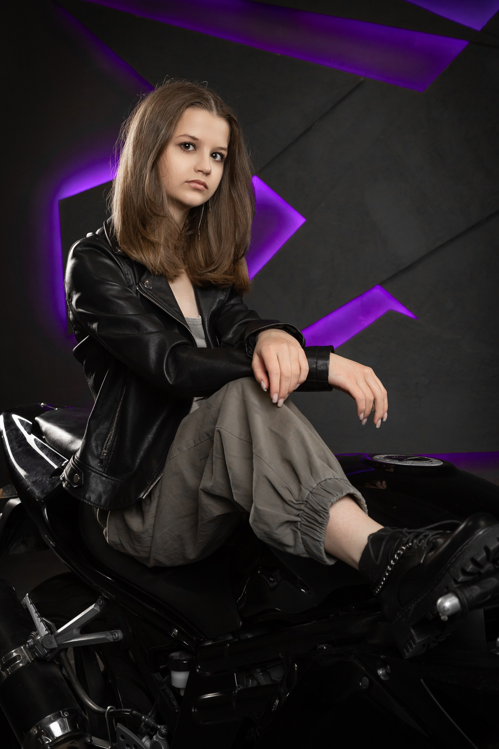 Фотосессия для девушки на мотоцикле в студии на час