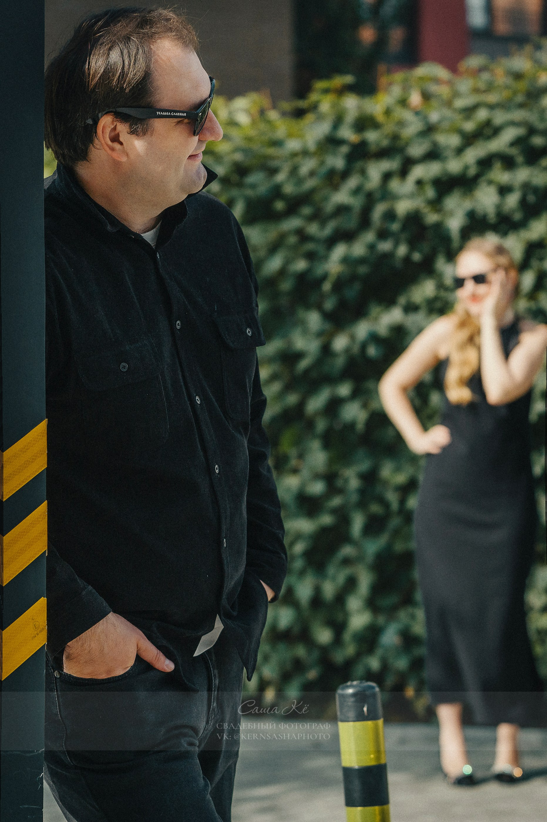 Свадебная пара идёт по лестнице, держась за руки