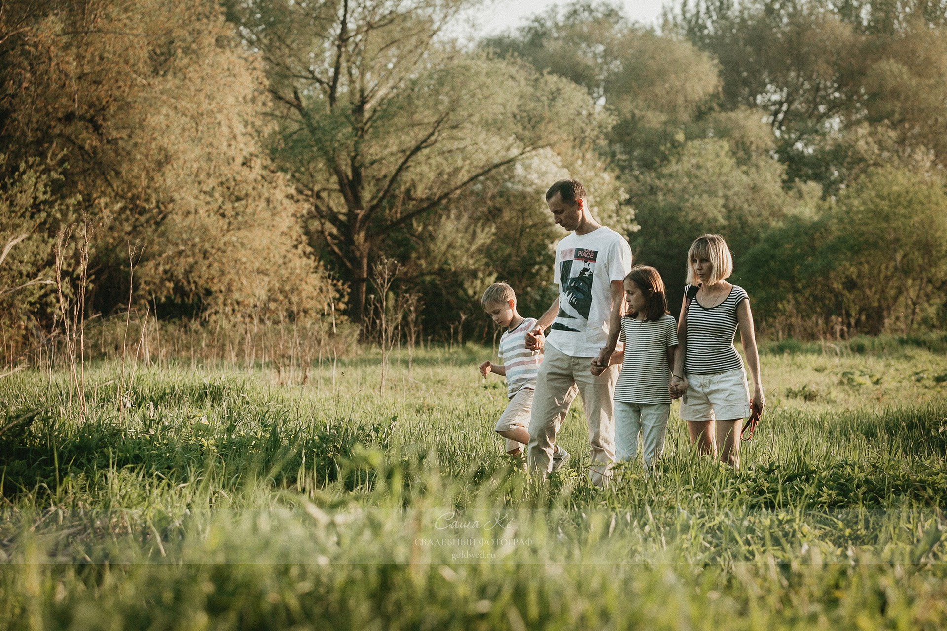 Семейная фотосъемка в Заельцовском парке с фотографом Саша Кё - романтичная прогулка и нежные эмоции