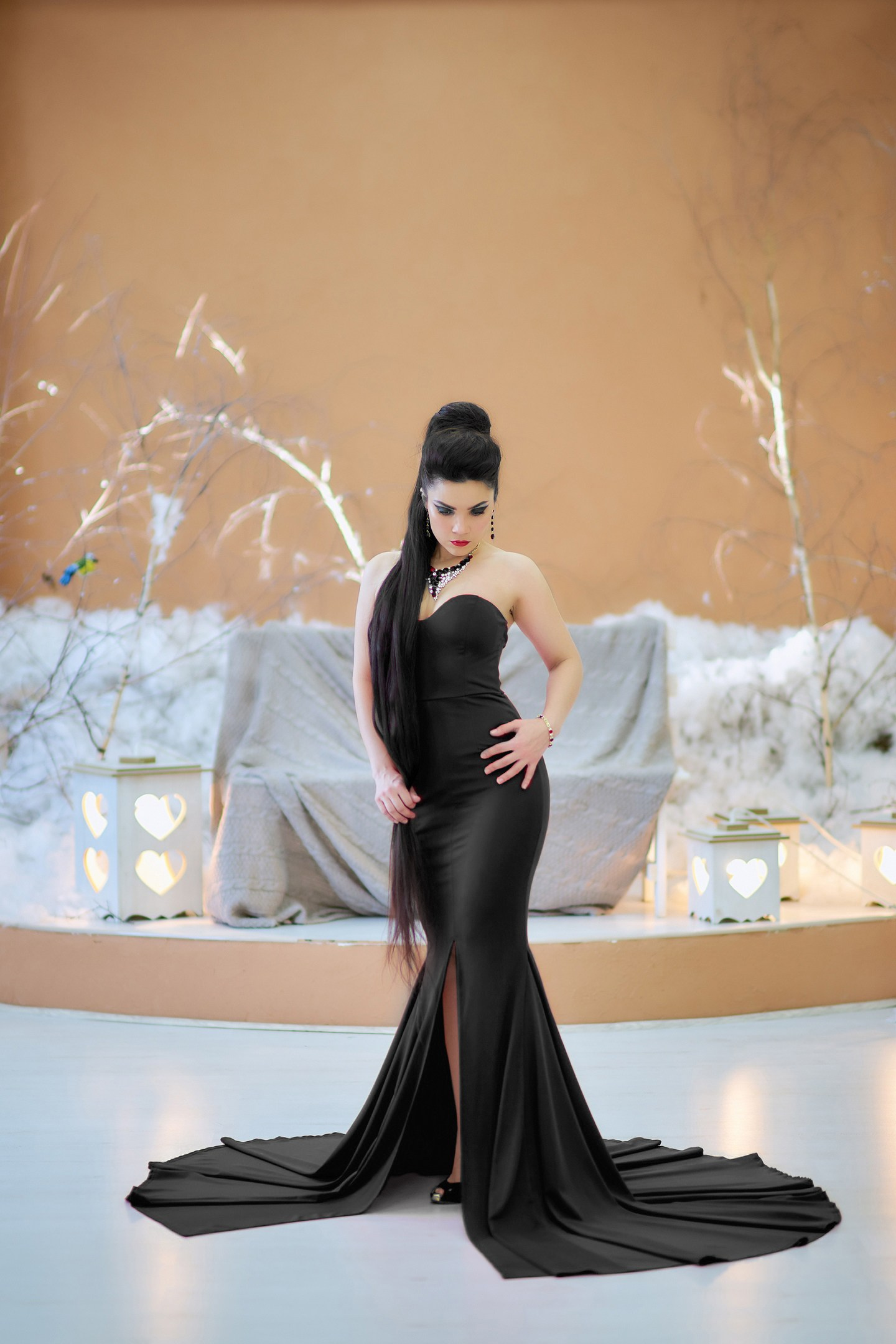 Девушка беременная в черном силуэтном платье. Ольга Ли свадебный семейный фотограф Иркутск