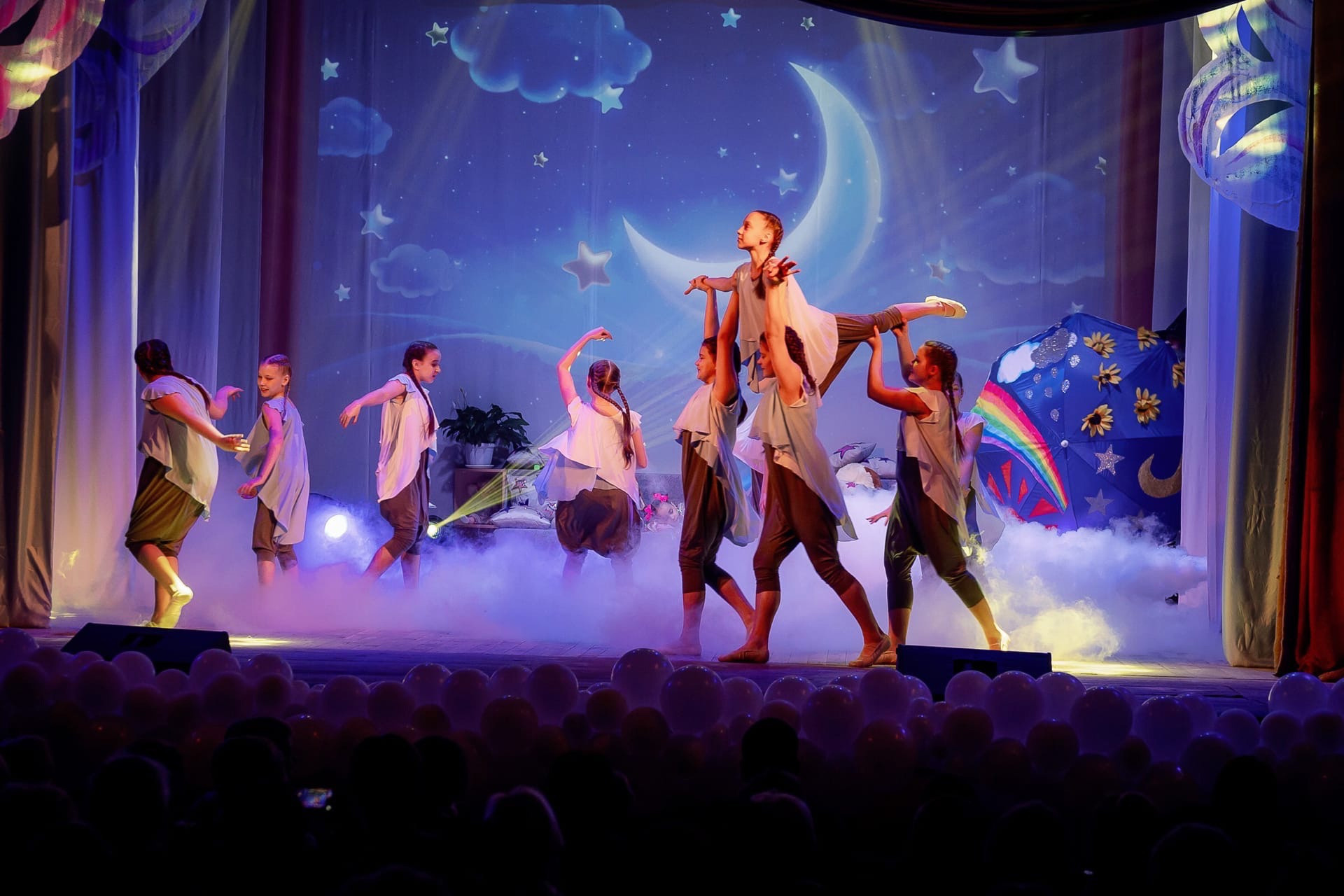 Коллектив эстрадного танца «Стрекоза». Дворец Культуры г. Заволжья