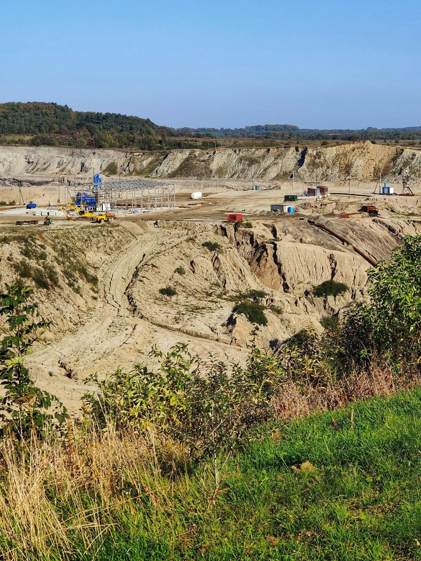 Карьер по добыче янтаря с техникой и строительными конструкциями в Калининградской области