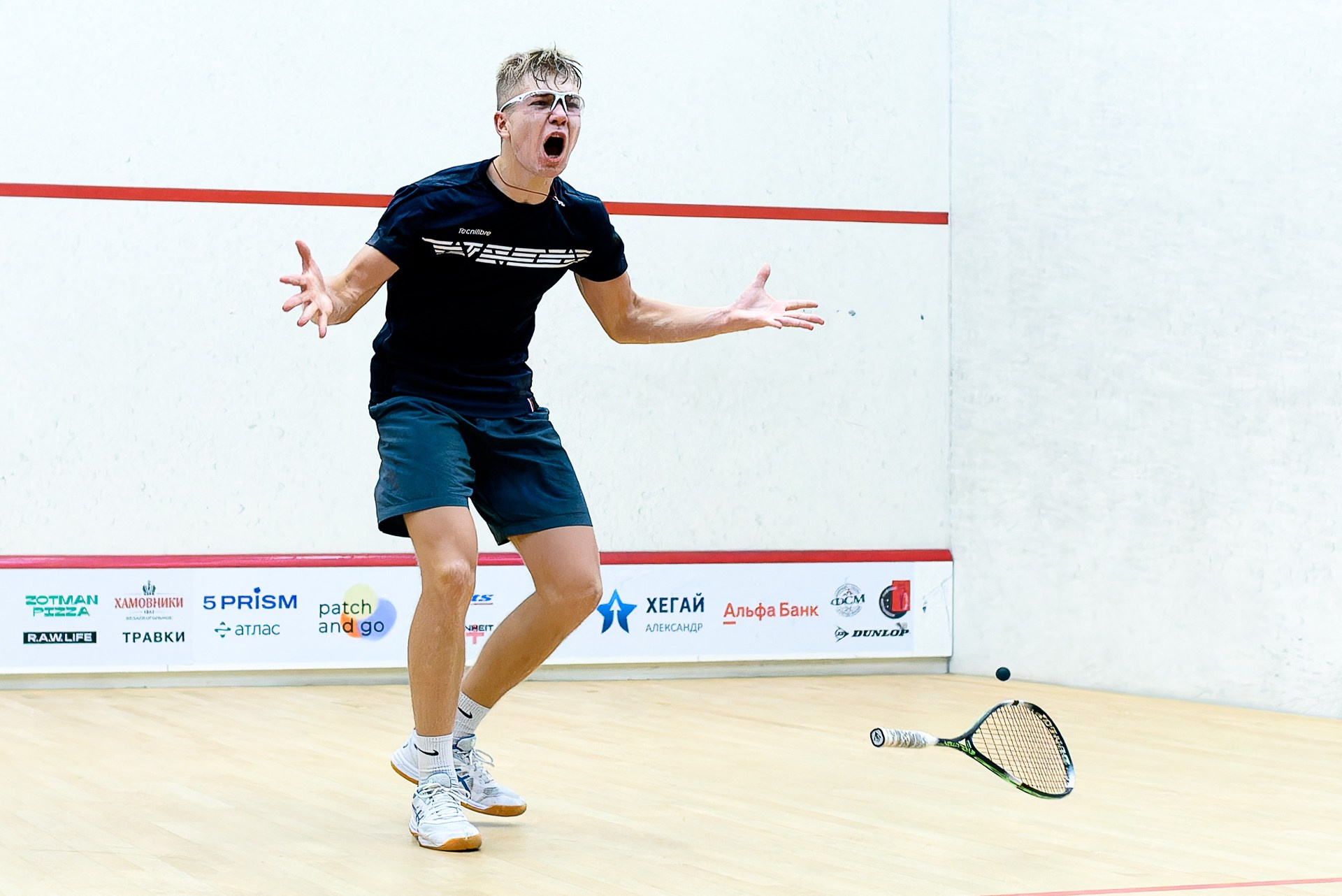 Алексей Маслов через мгновение после победы в финале турнира по сквошу Moscow Squash Open