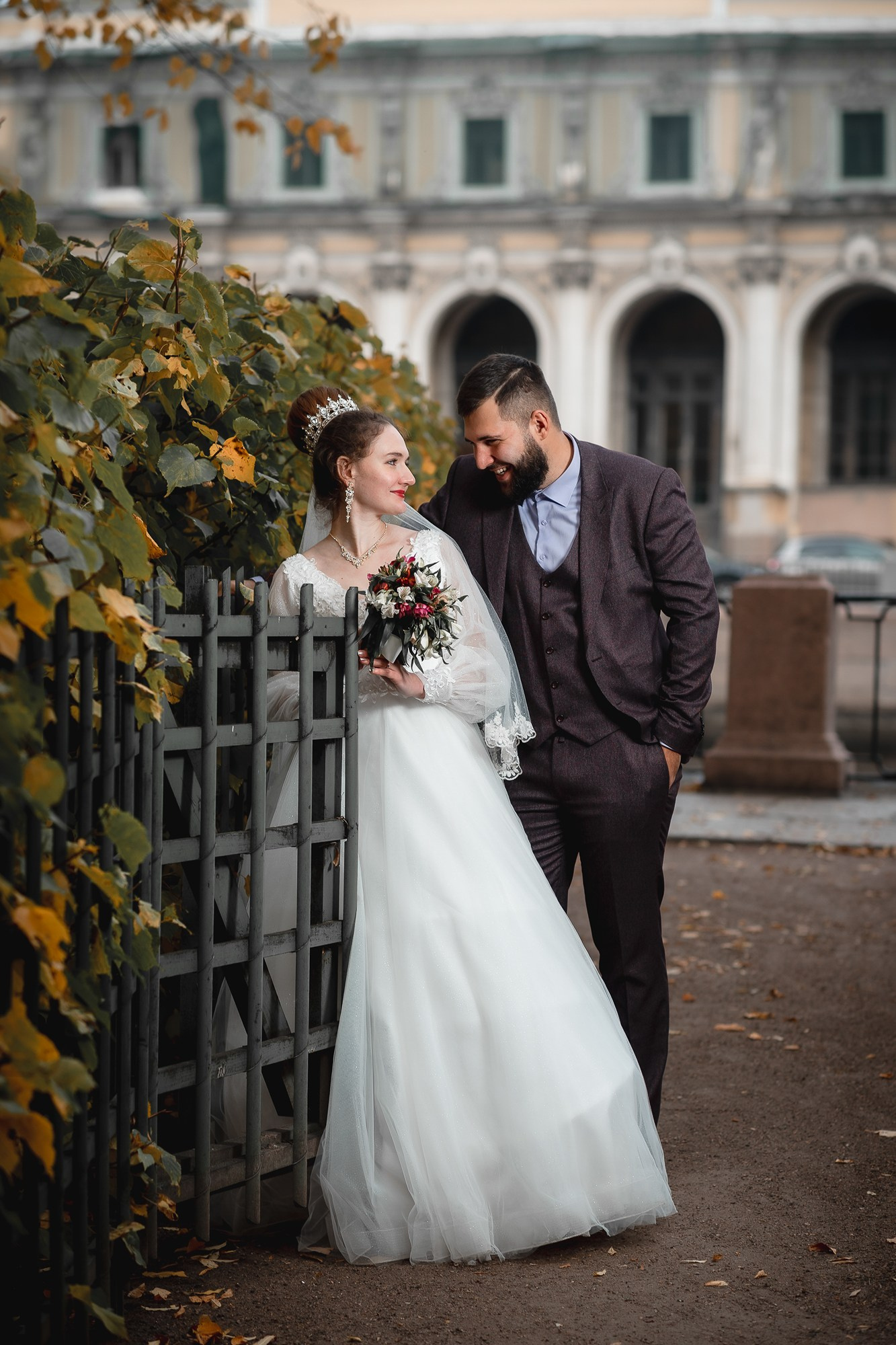 жених склоняется над невестой в Летнем саду