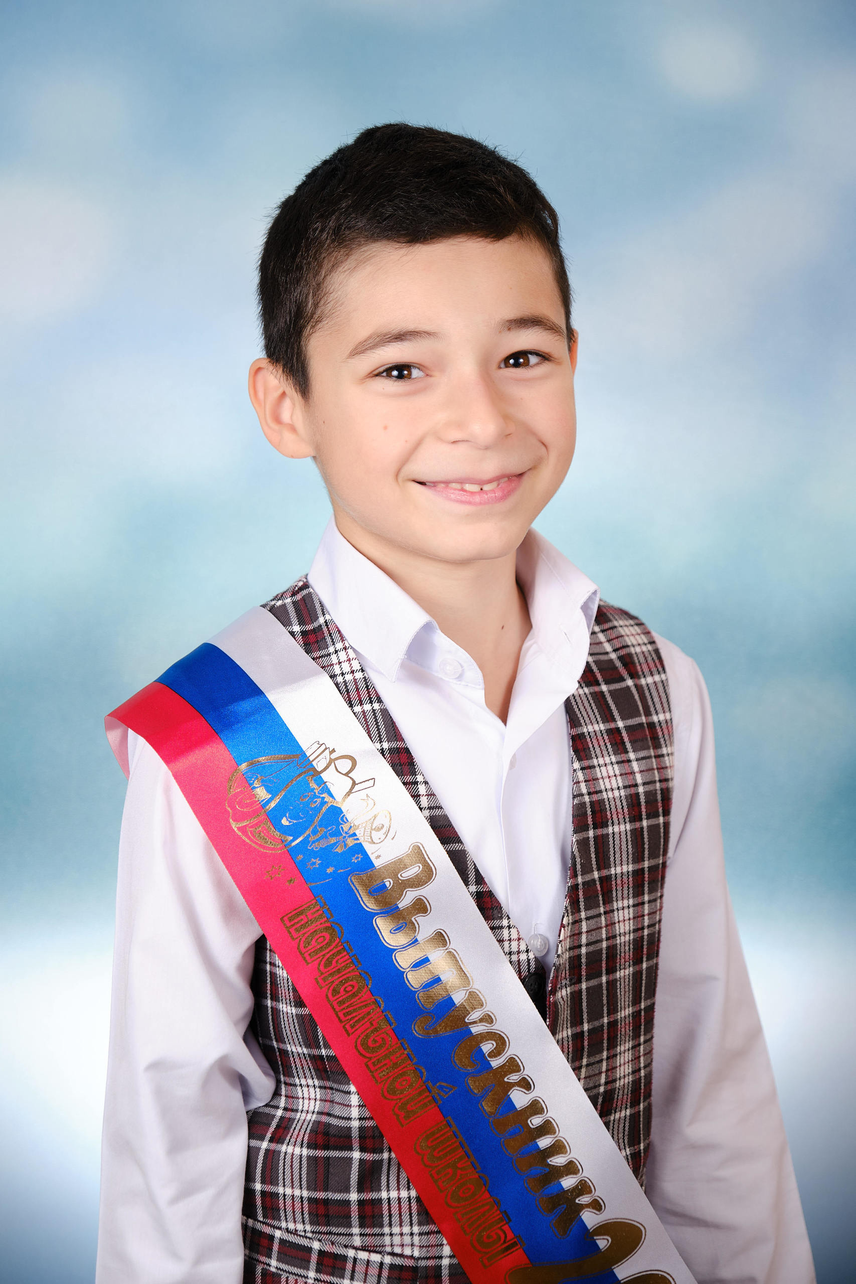 портрет мальчика 4 класса с лентой выпускник