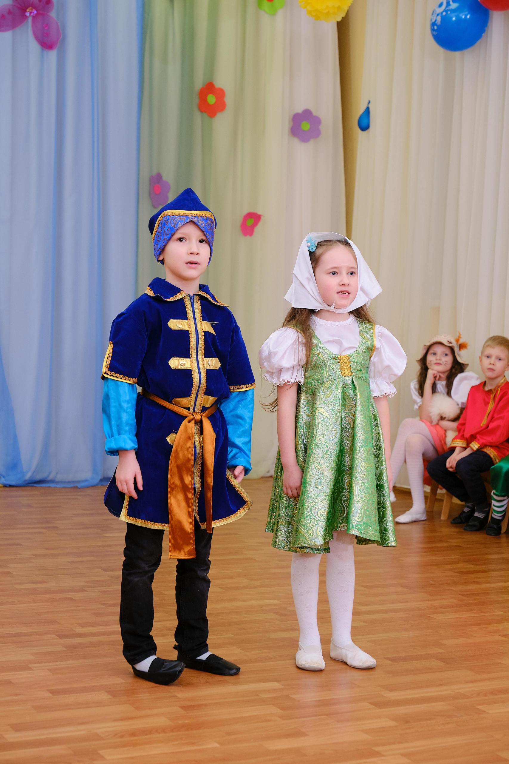 двое детей выступают на утреннике в детском саду