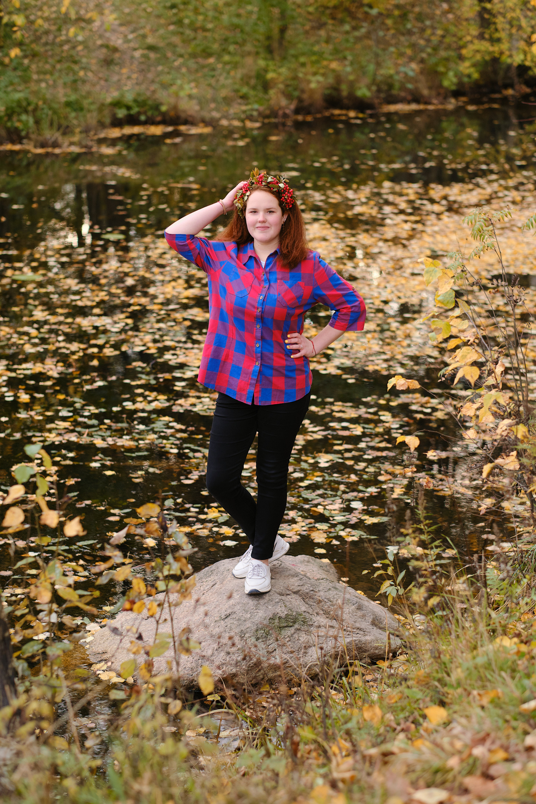 девочка 9 класса стоит на камне в осеннем парке