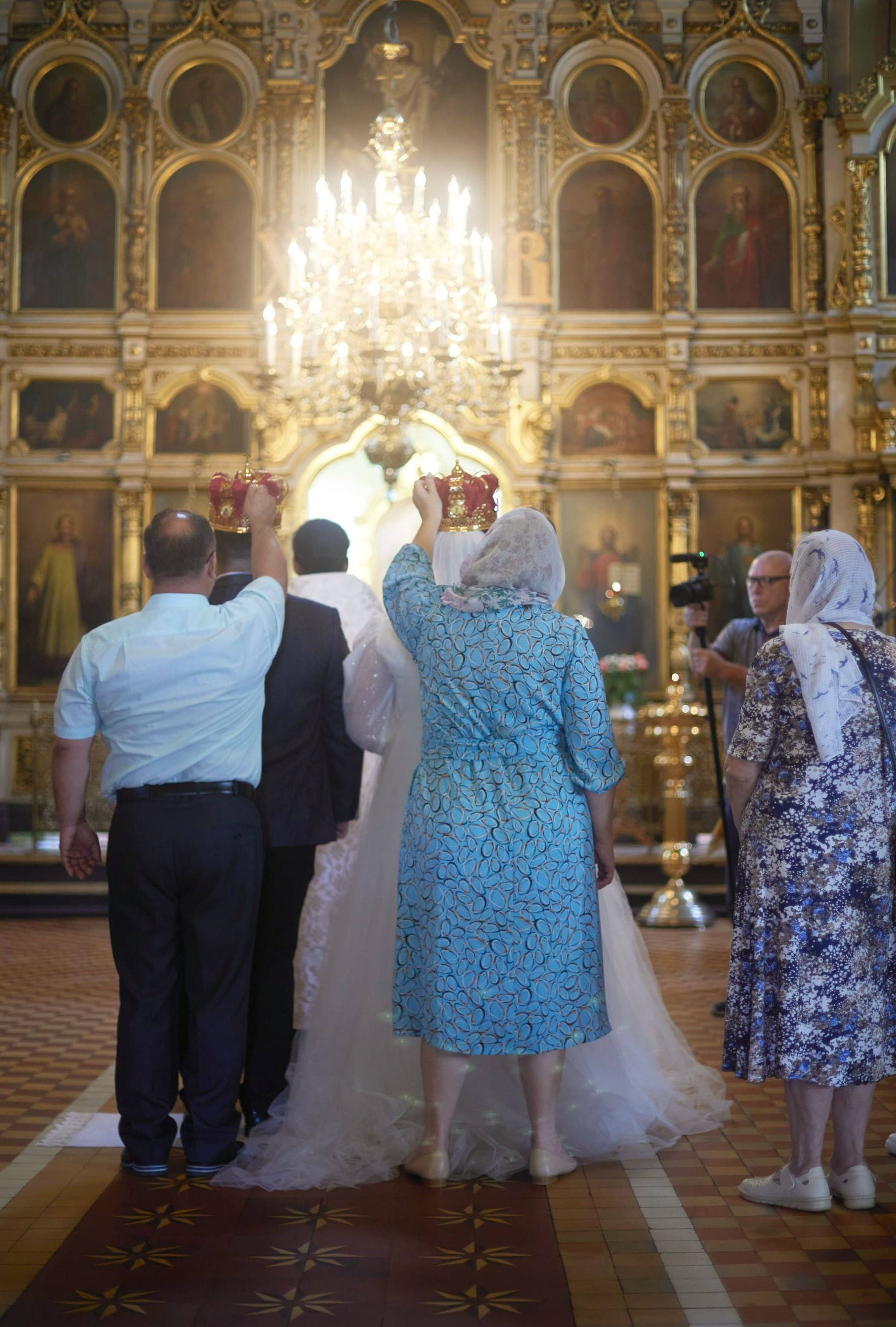 Фотограф работает на венчании