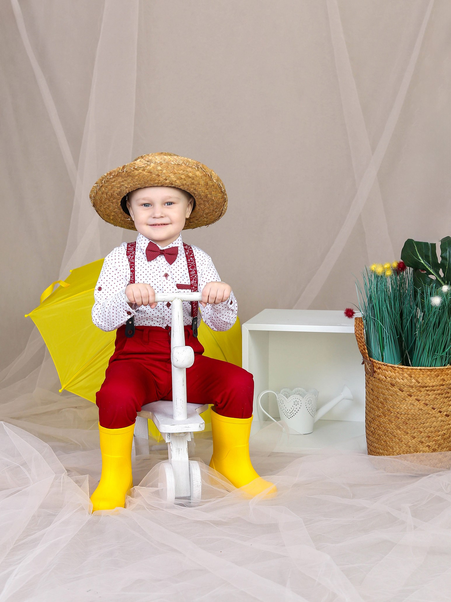 Общее фото в детском саду с выездным реквизитом в Тюмени. Выпускные альбомы в Тюмени для школ, садов, вузов спортивных секций