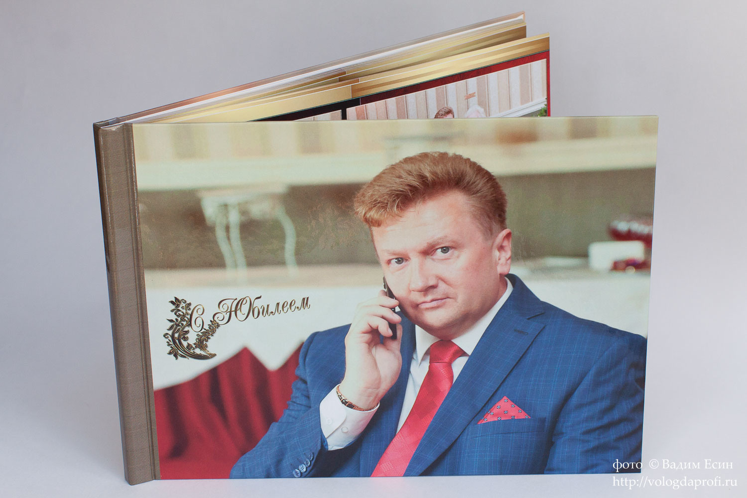 Фотокнига с изображением на обложке мужчины в красном галстуке.