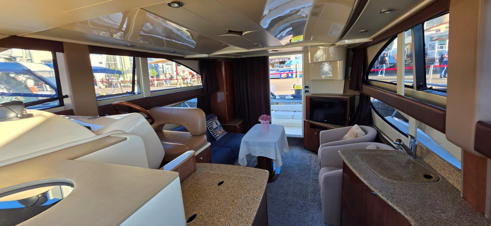 Яхта Кисс Аренда Яхты в Сочи Яхтанаморе YACHTNAMORE YACHTANAMORE