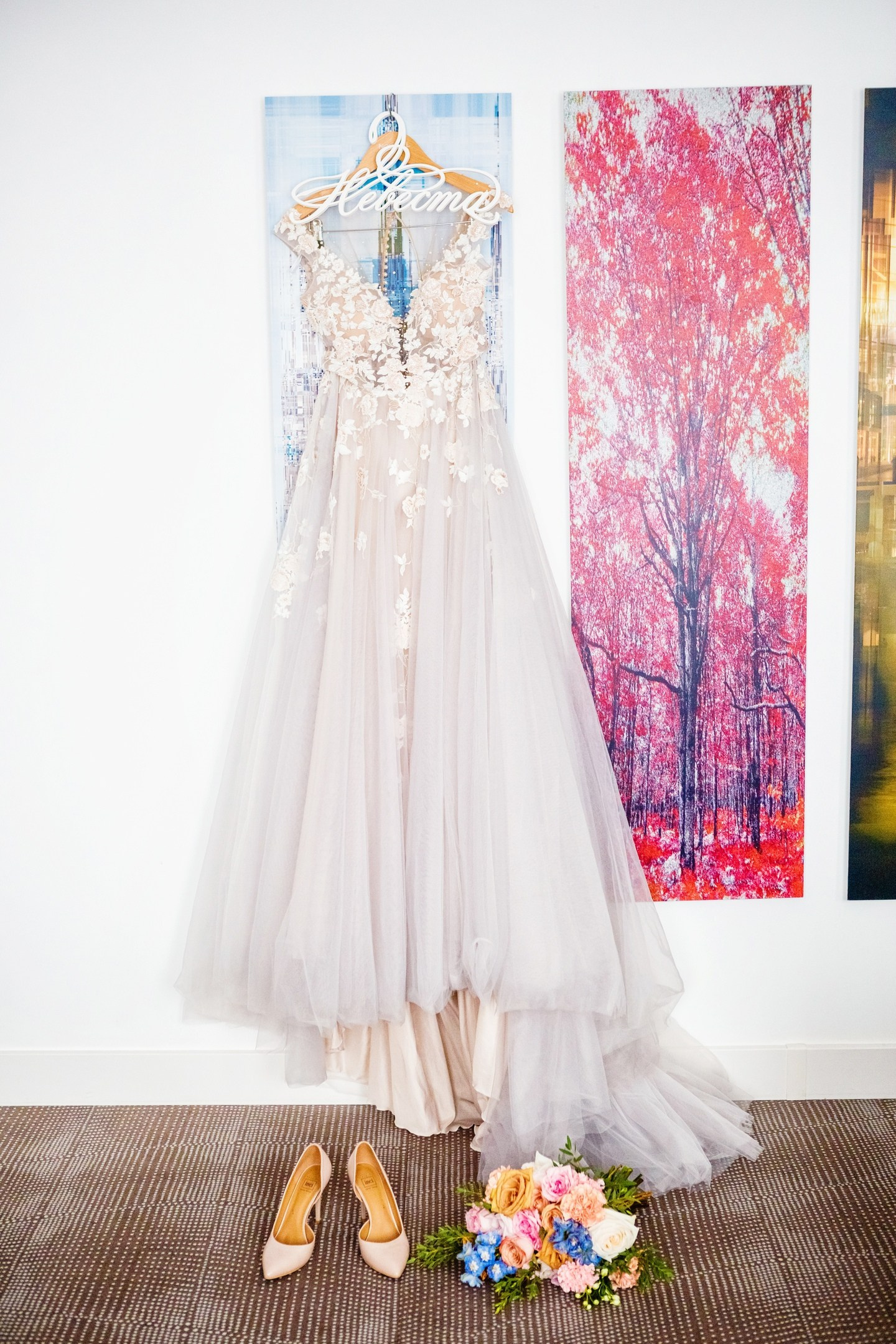 утро сборы невесты свадебная фотосессия свадебный фотограф Красноярск цена заказать забронировать фотосъёмка идея место пример фото позы образ для свадебной фотопрогулки ведущий на свадьбу тамада визажист макияж прическа невесты свадебное платье костюм жениха стилист  